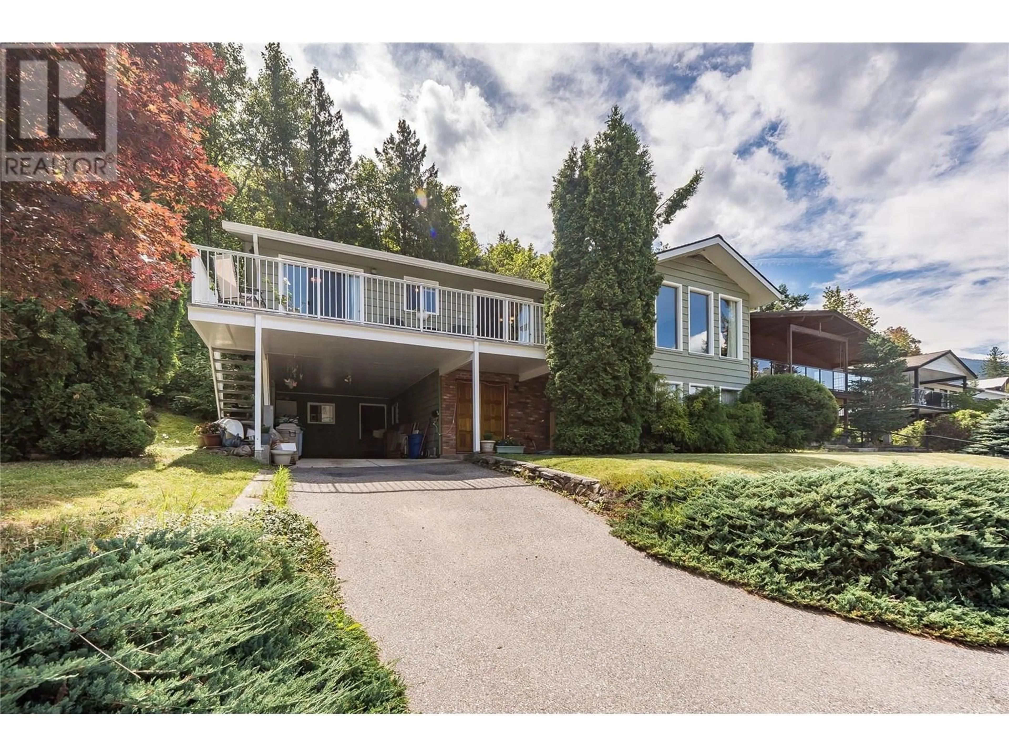 Home with vinyl exterior material, street for 114 OAK STREET EAST, Nelson British Columbia V1L5V8