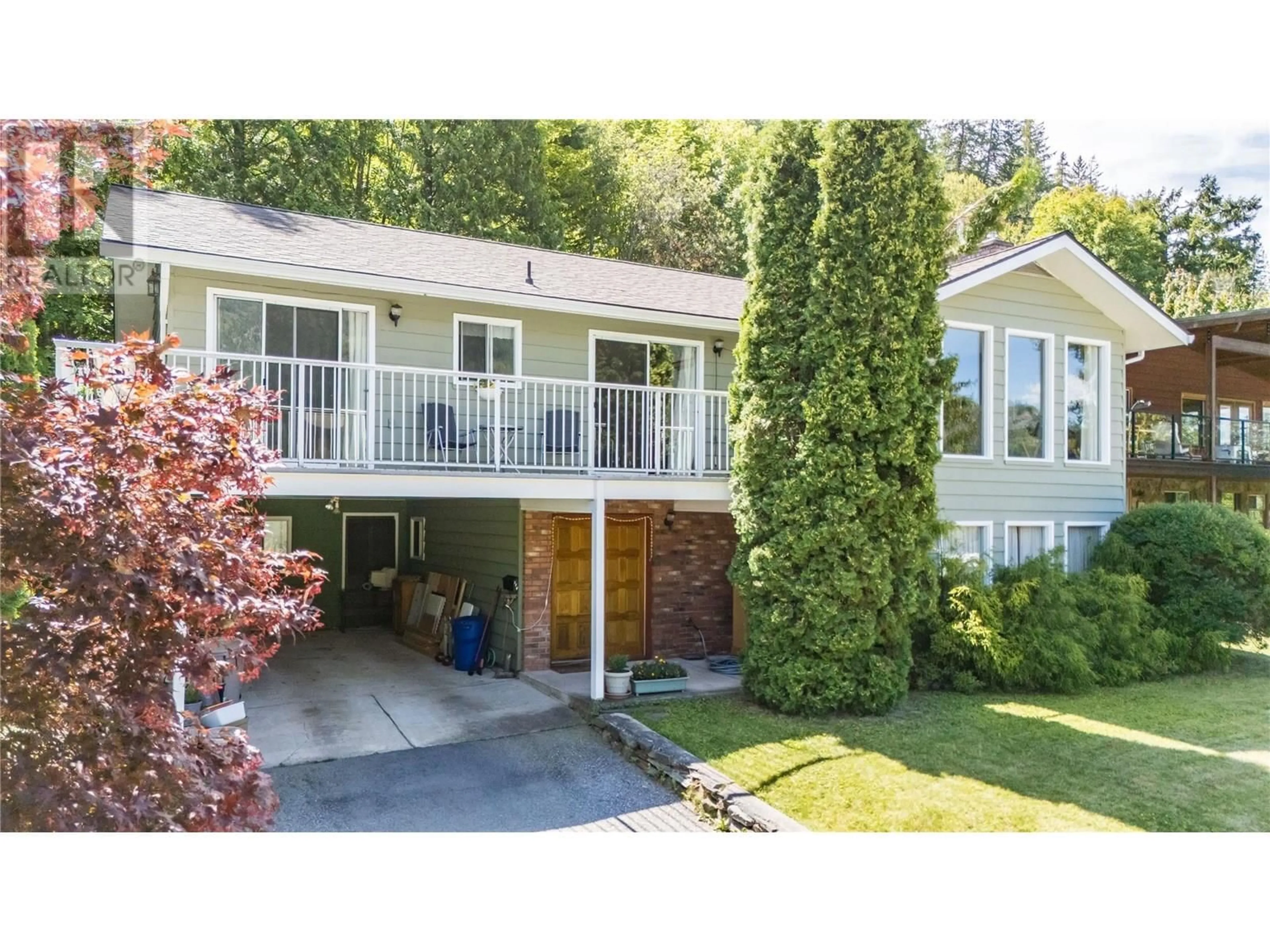 Home with vinyl exterior material, street for 114 OAK STREET EAST, Nelson British Columbia V1L5V8