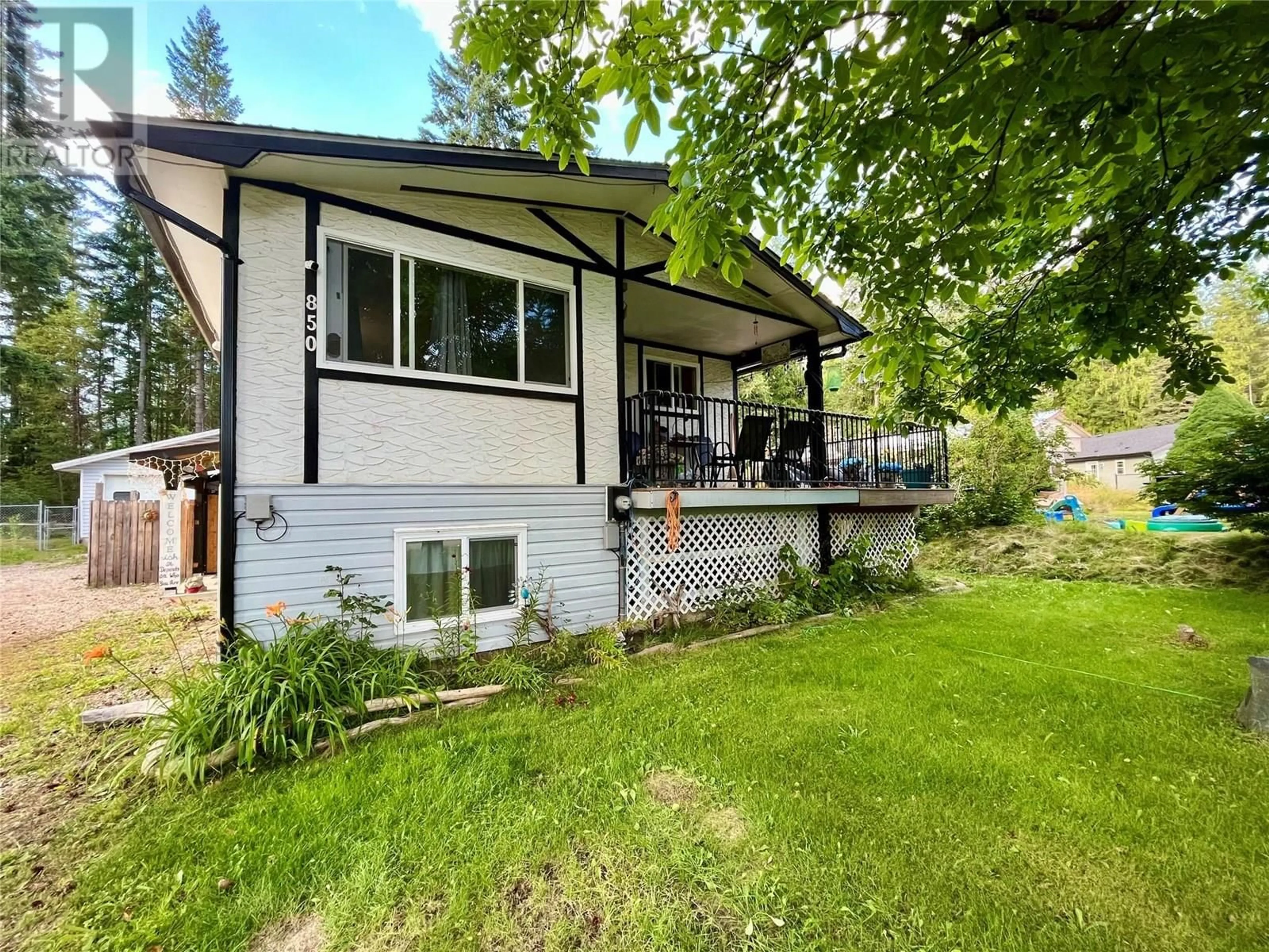 A pic from outside/outdoor area/front of a property/back of a property/a pic from drone, unknown for 850 COLUMBIA CRESCENT, Nakusp British Columbia V0G1R0