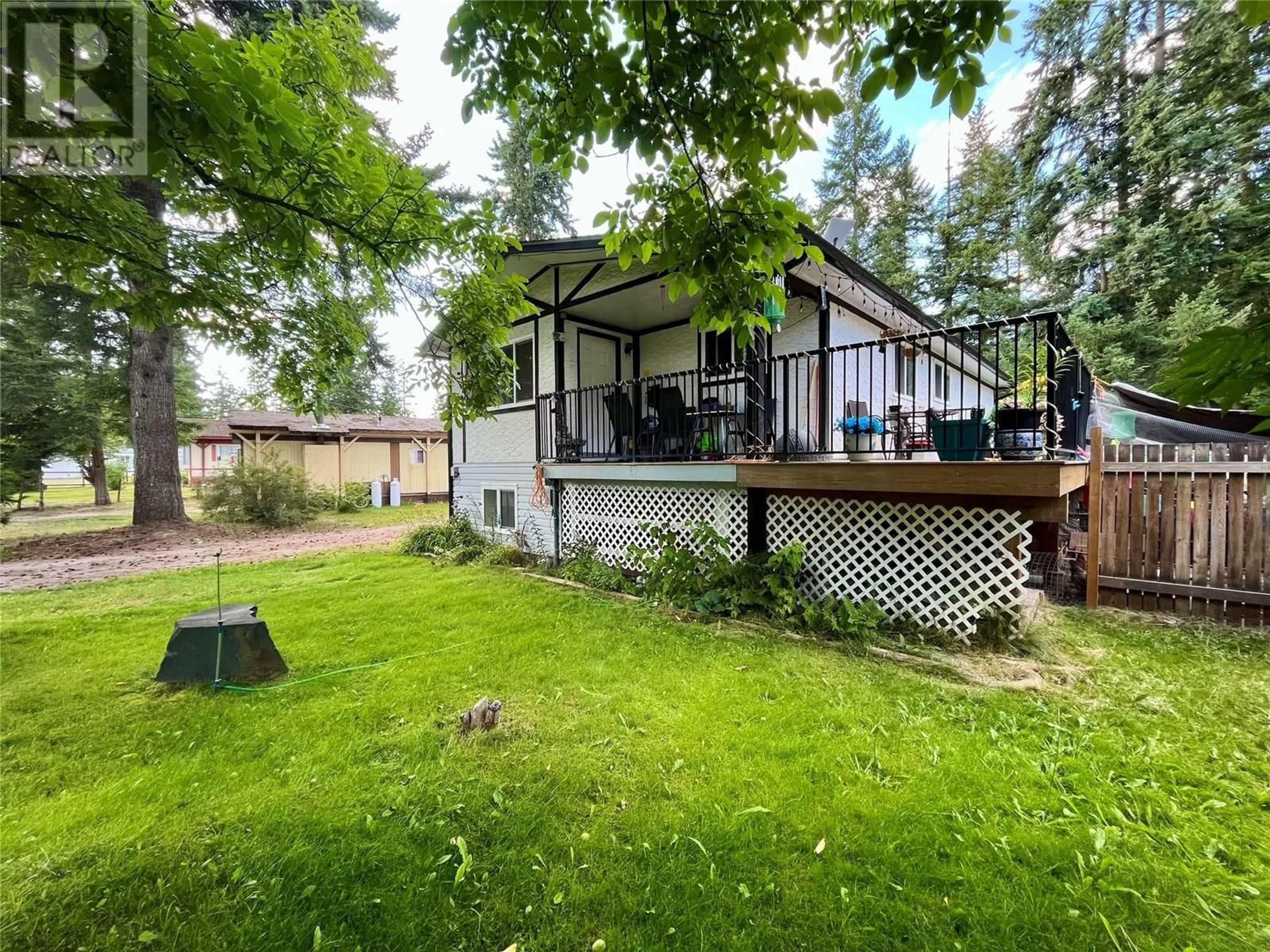 A pic from outside/outdoor area/front of a property/back of a property/a pic from drone, unknown for 850 COLUMBIA CRESCENT, Nakusp British Columbia V0G1R0