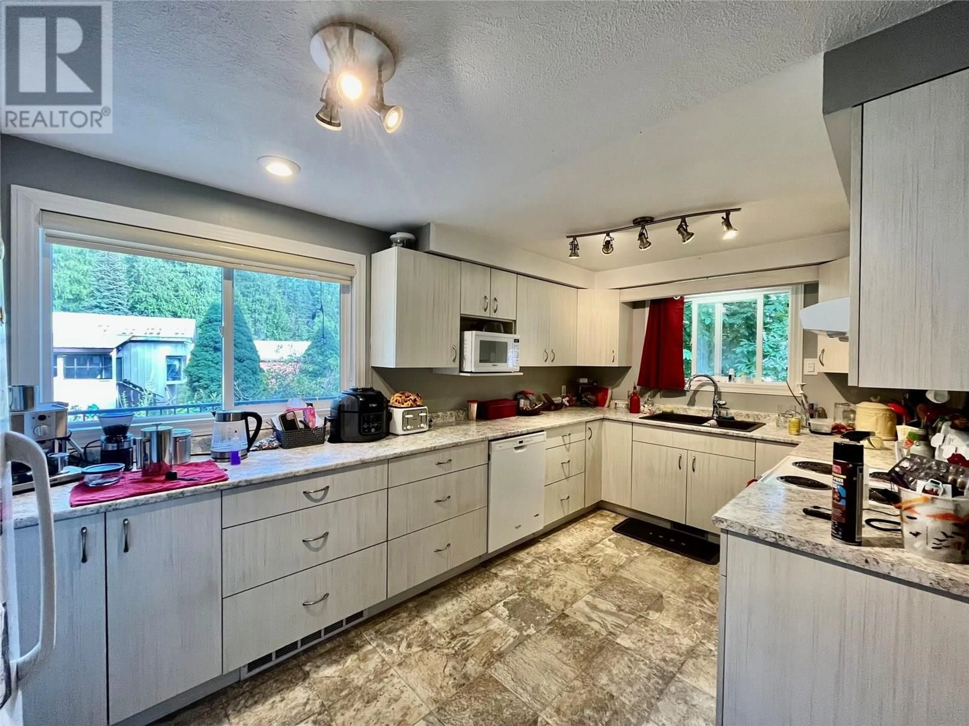 Open concept kitchen, ceramic/tile floor for 850 COLUMBIA CRESCENT, Nakusp British Columbia V0G1R0