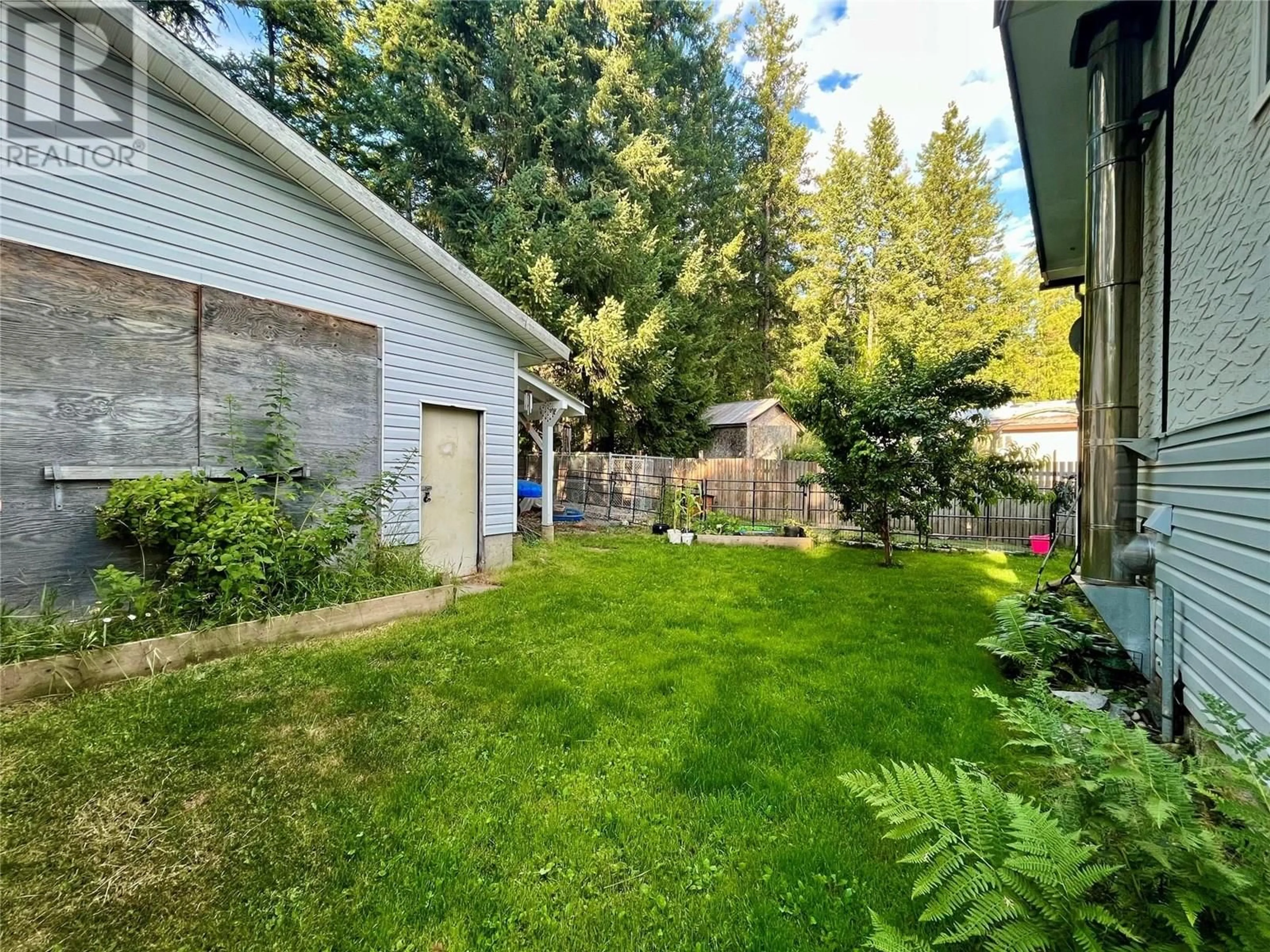 A pic from outside/outdoor area/front of a property/back of a property/a pic from drone, forest/trees view for 850 COLUMBIA CRESCENT, Nakusp British Columbia V0G1R0