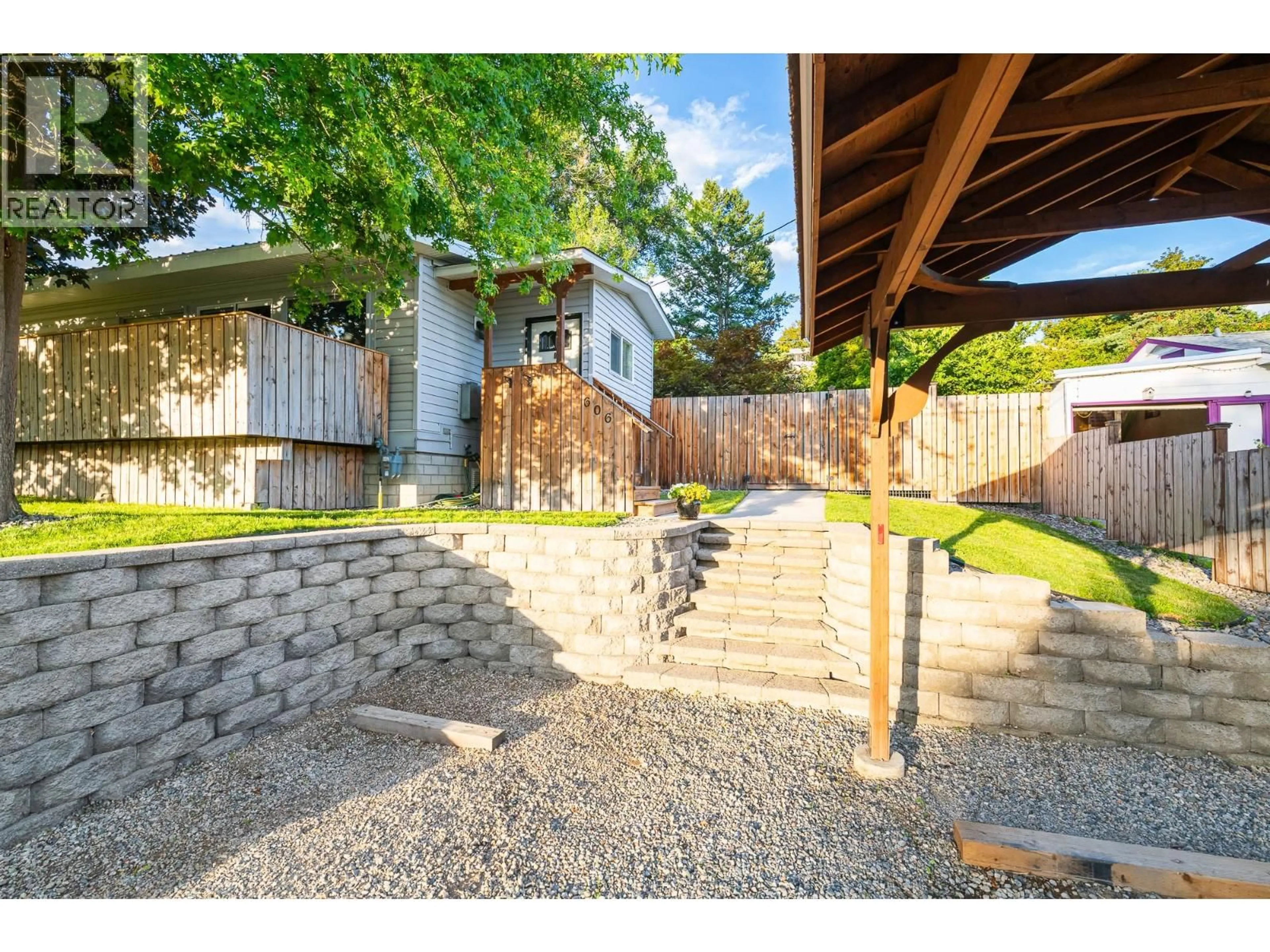 A pic from outside/outdoor area/front of a property/back of a property/a pic from drone, street for 606 6TH AVENUE SOUTH, Creston British Columbia V0B1G3