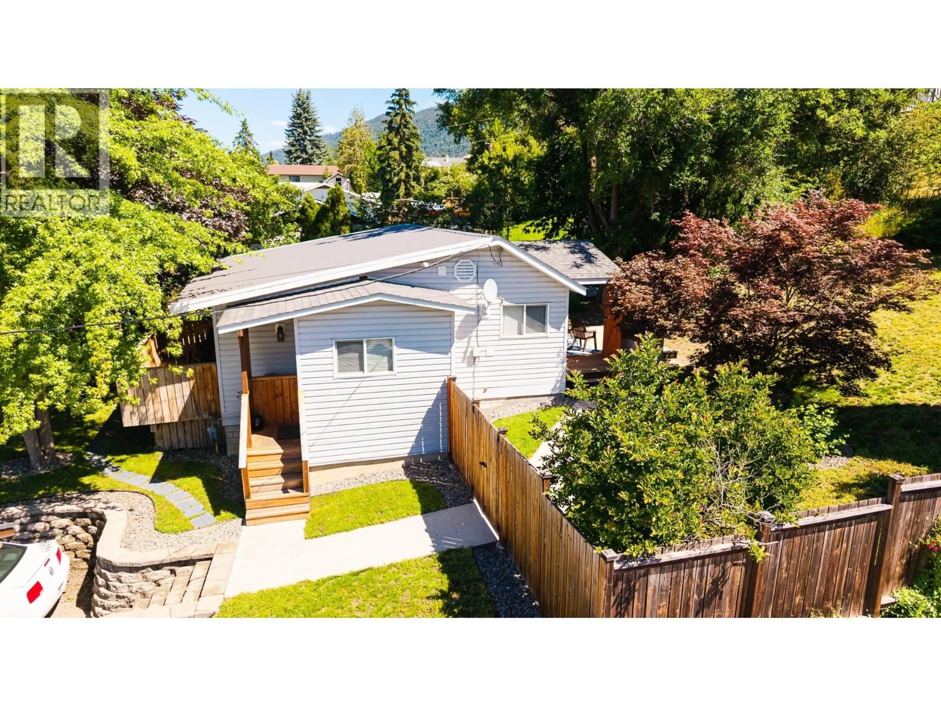 A pic from outside/outdoor area/front of a property/back of a property/a pic from drone, street for 606 6TH AVENUE SOUTH, Creston British Columbia V0B1G3