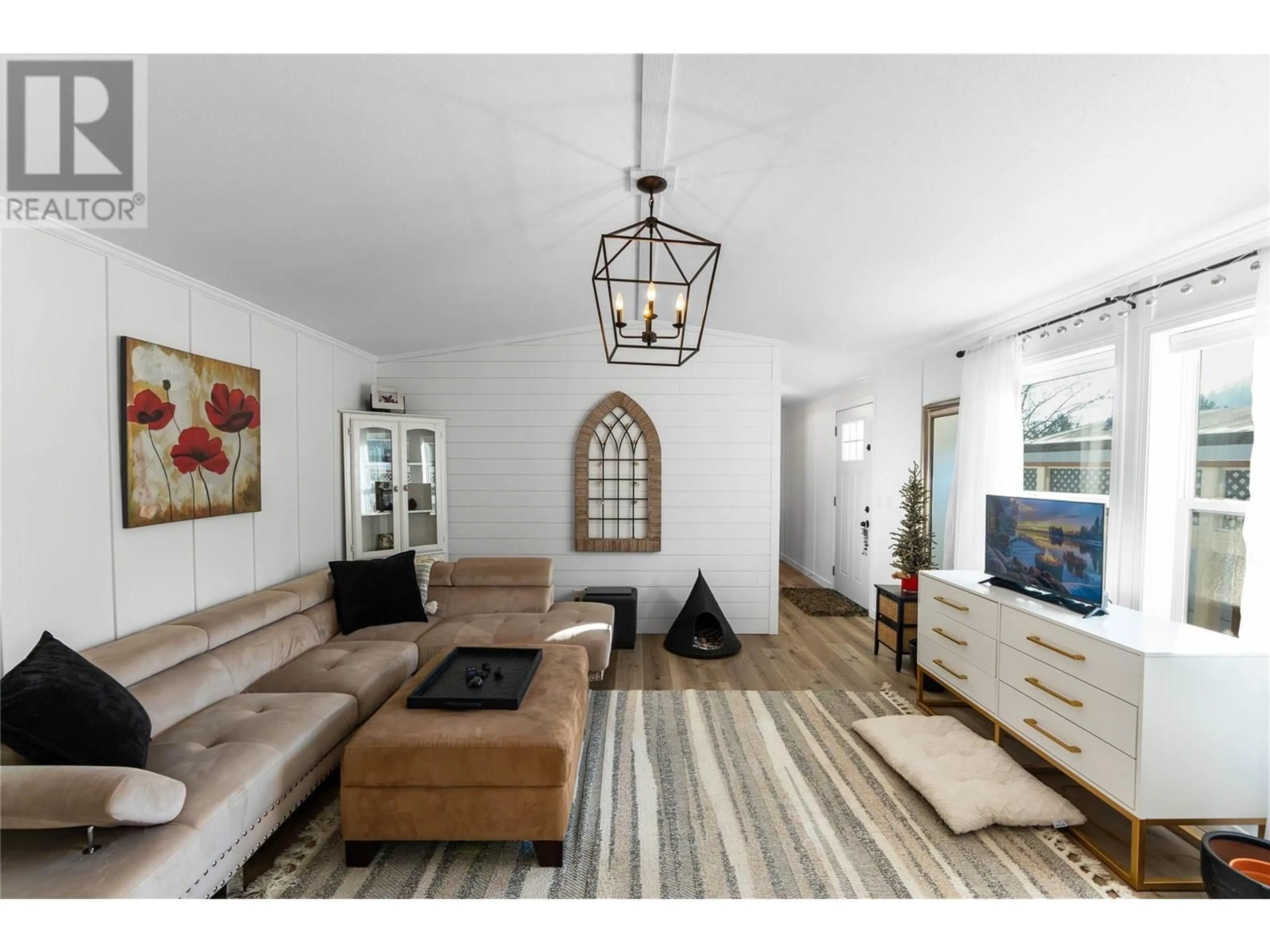 Living room with furniture, unknown for 18 - 5371 PRINCETON AVENUE, Peachland British Columbia V0H1X8