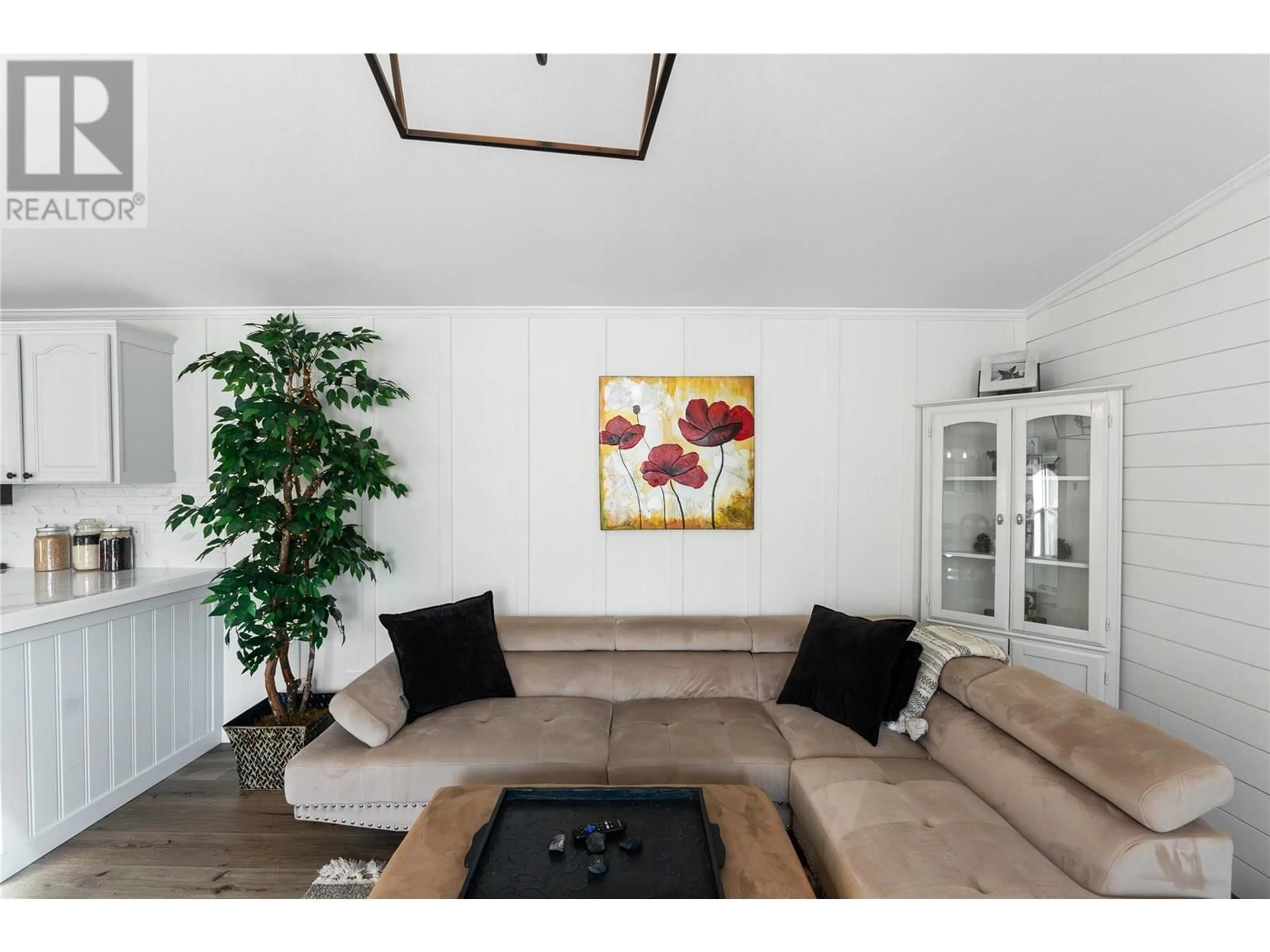 Living room with furniture, wood/laminate floor for 18 - 5371 PRINCETON AVENUE, Peachland British Columbia V0H1X8
