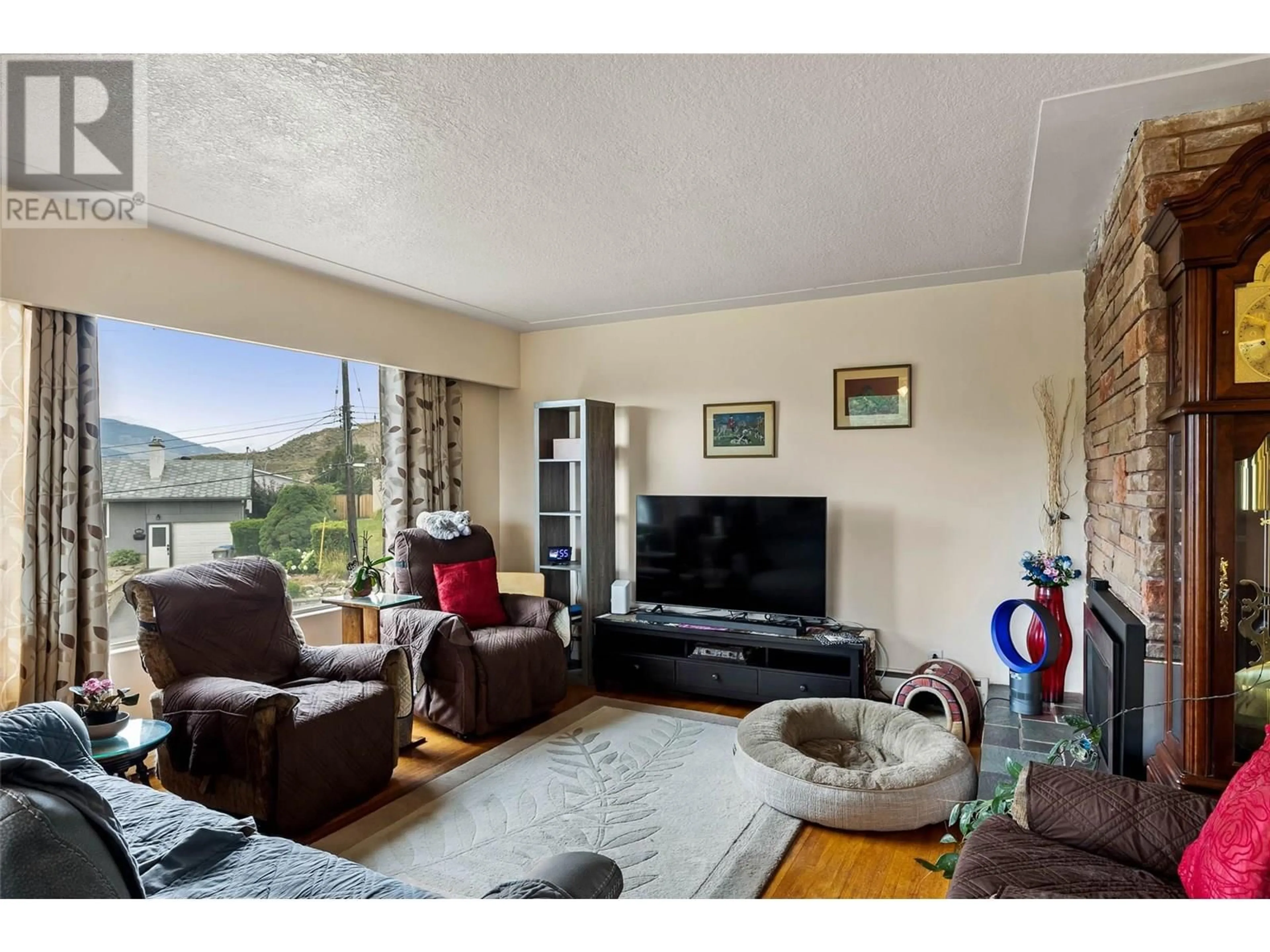 Living room with furniture, unknown for 1001 MCMURDO DRIVE, Kamloops British Columbia V2C3G8