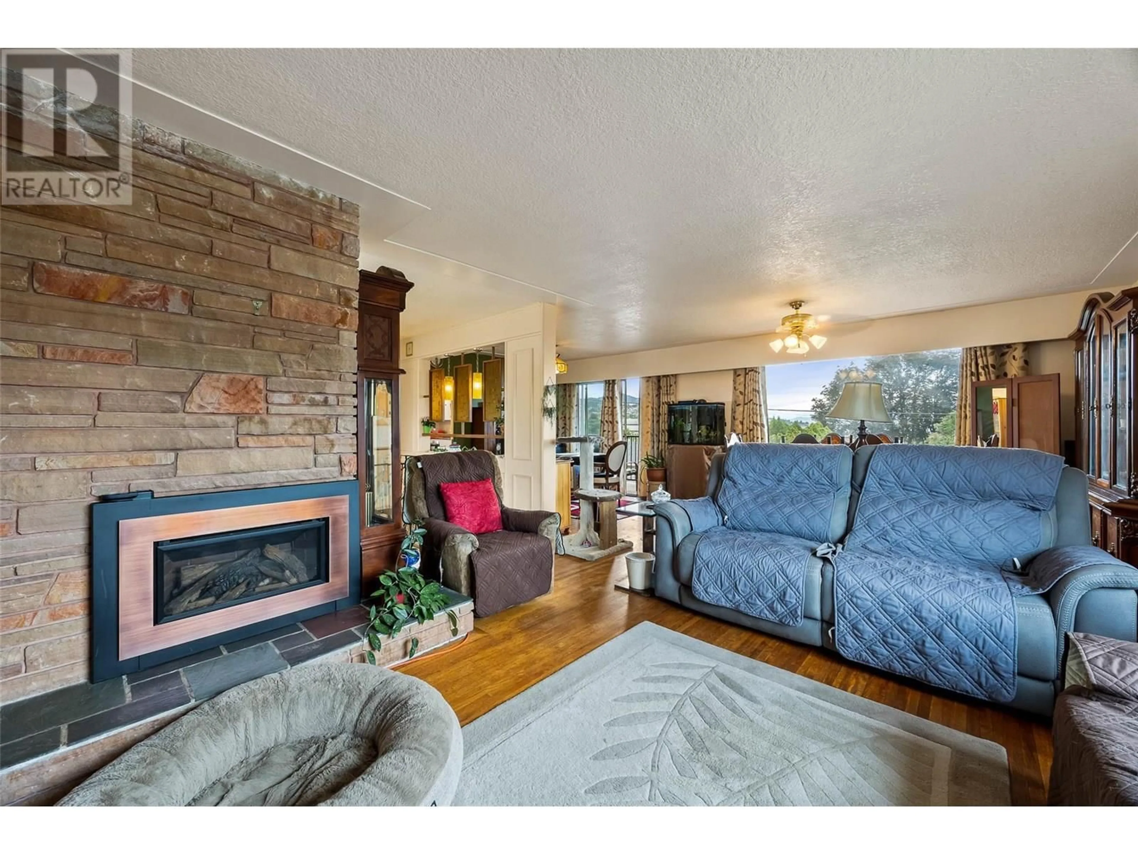Living room with furniture, unknown for 1001 MCMURDO DRIVE, Kamloops British Columbia V2C3G8