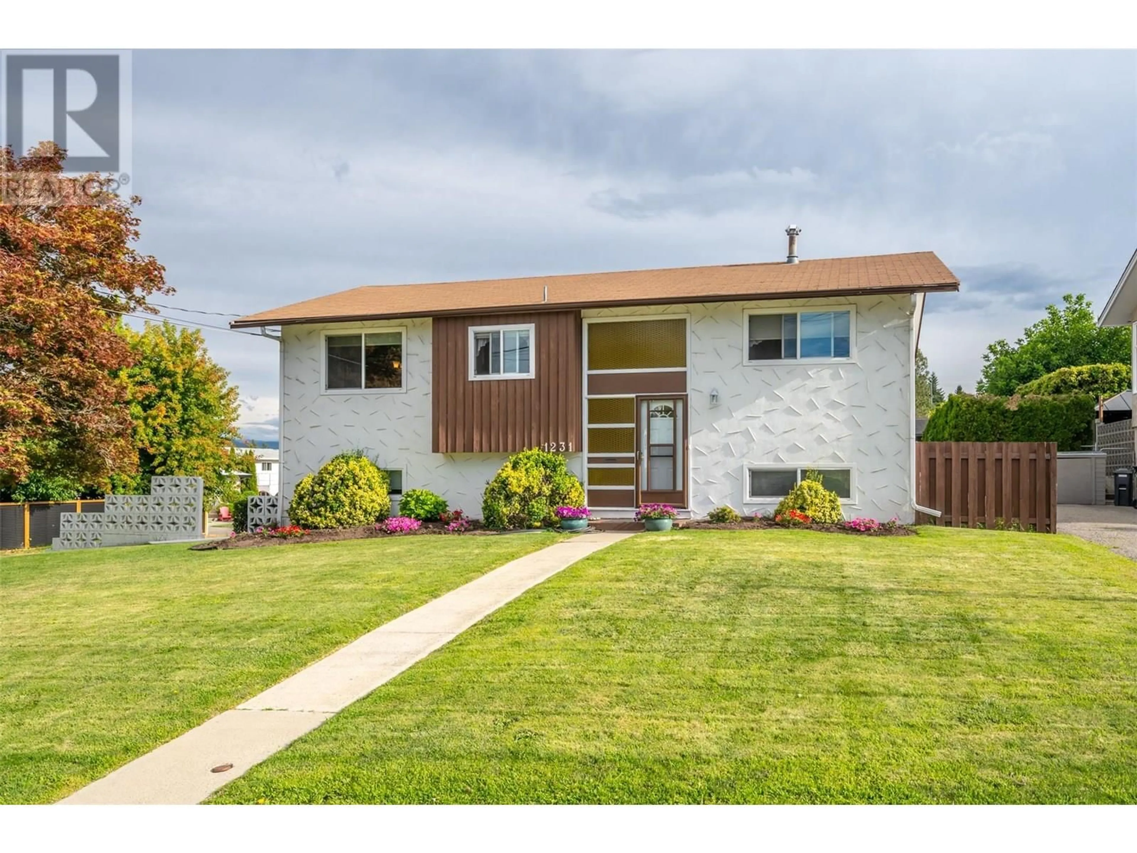 Home with vinyl exterior material, street for 1231 MACCLEAVE AVENUE, Penticton British Columbia V2A3E3