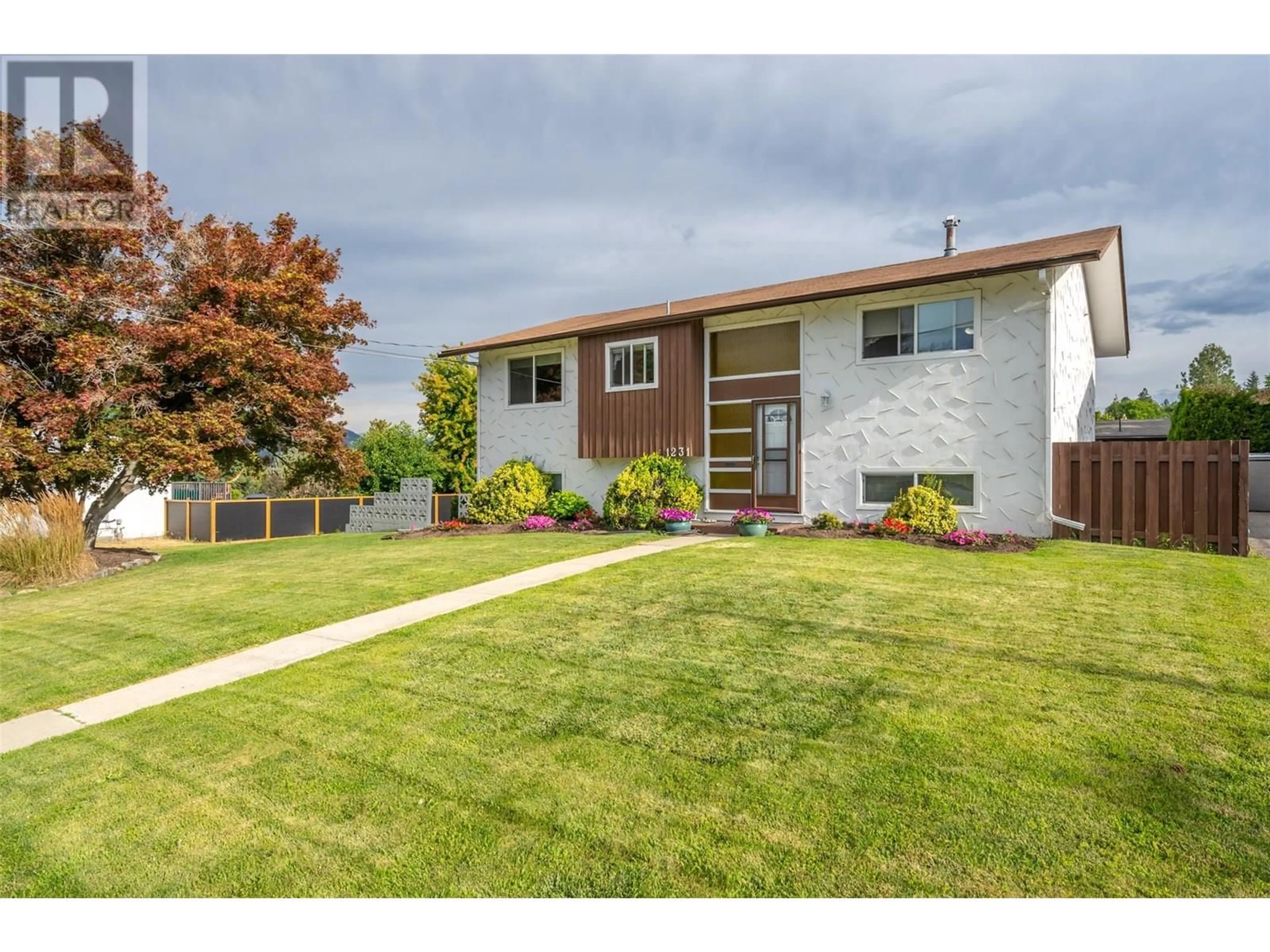 Home with vinyl exterior material, street for 1231 MACCLEAVE AVENUE, Penticton British Columbia V2A3E3