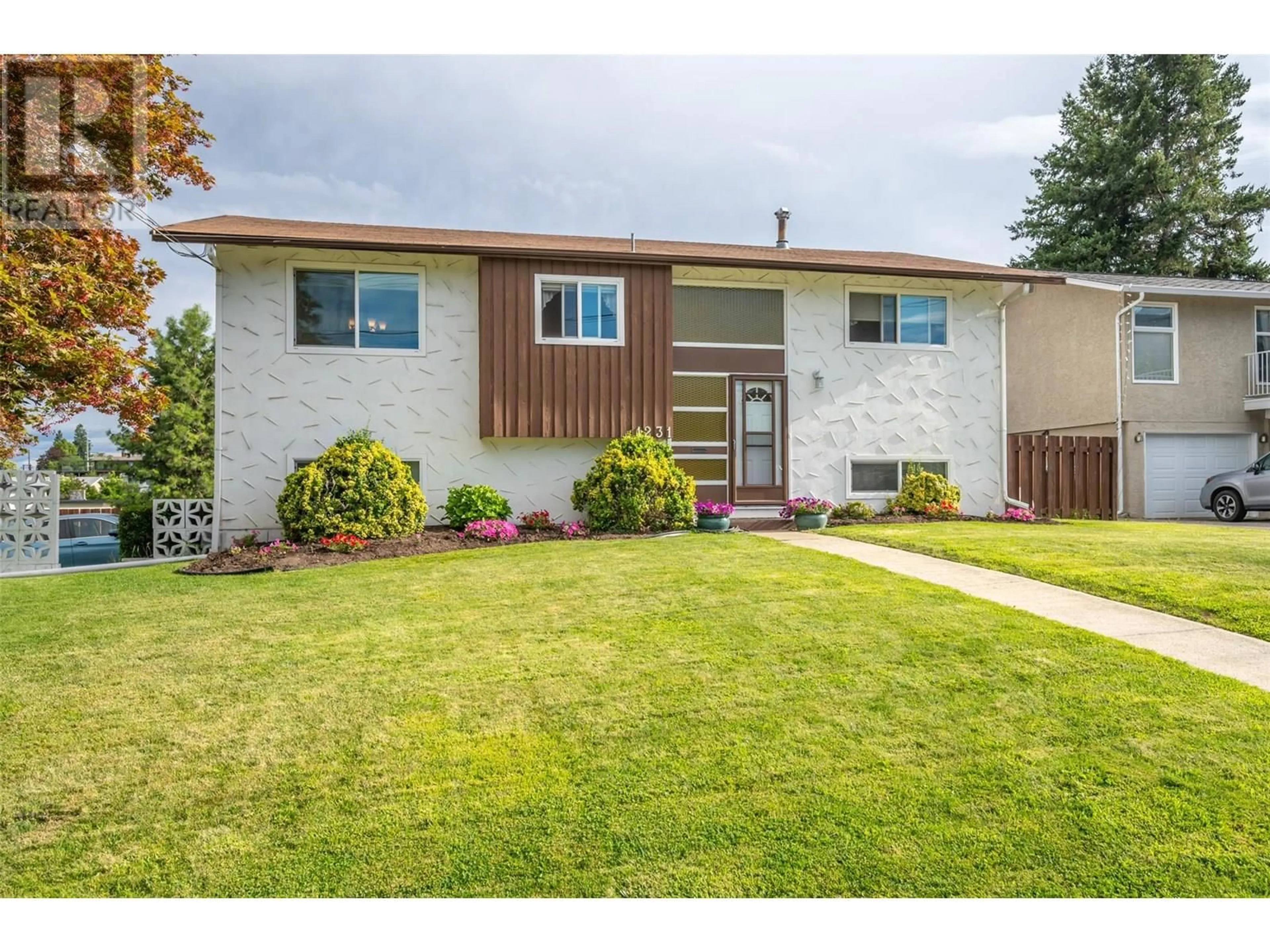 Home with vinyl exterior material, street for 1231 MACCLEAVE AVENUE, Penticton British Columbia V2A3E3