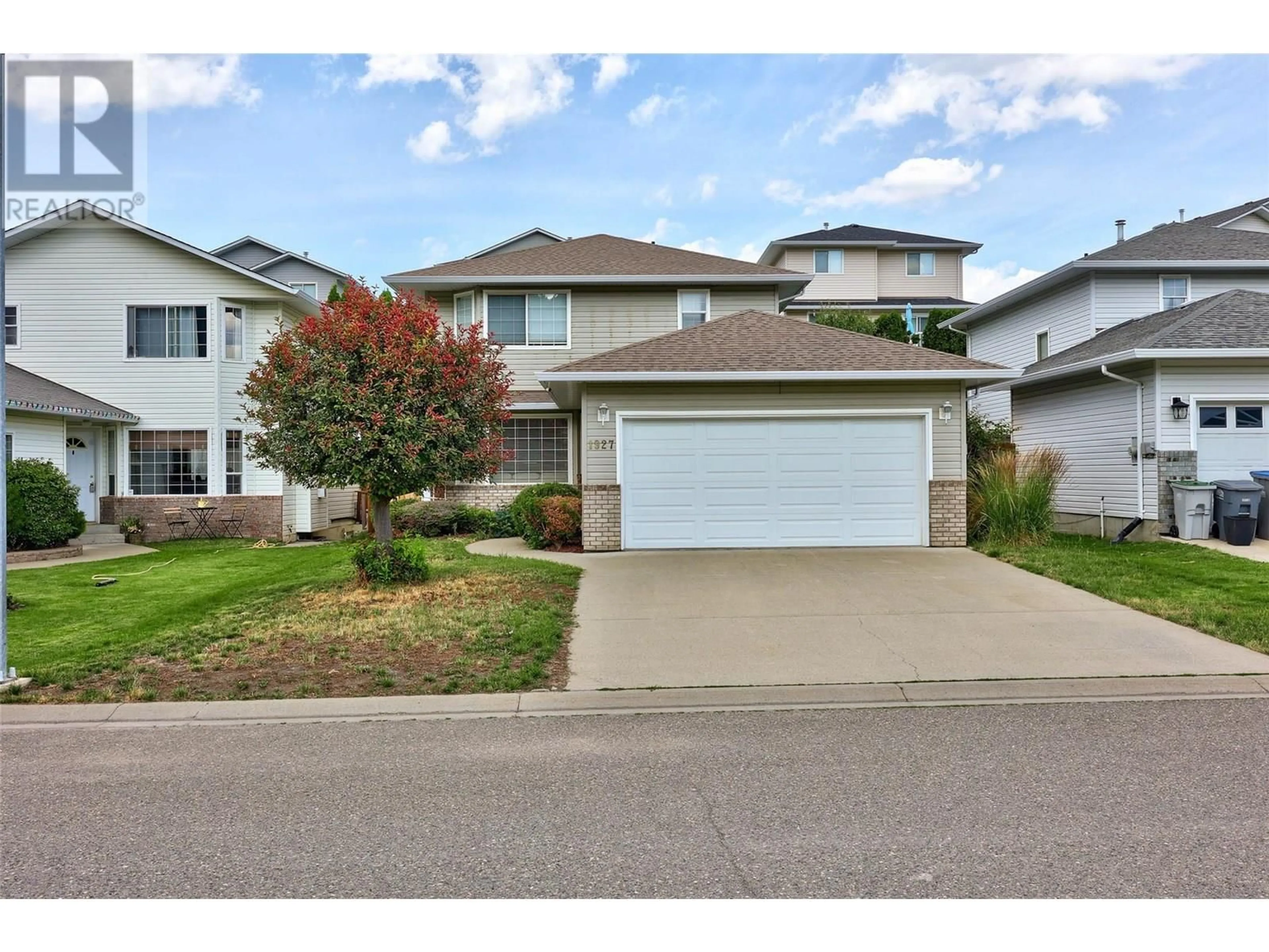 Home with vinyl exterior material, street for 1927 FIR PLACE, Kamloops British Columbia V1S1X6