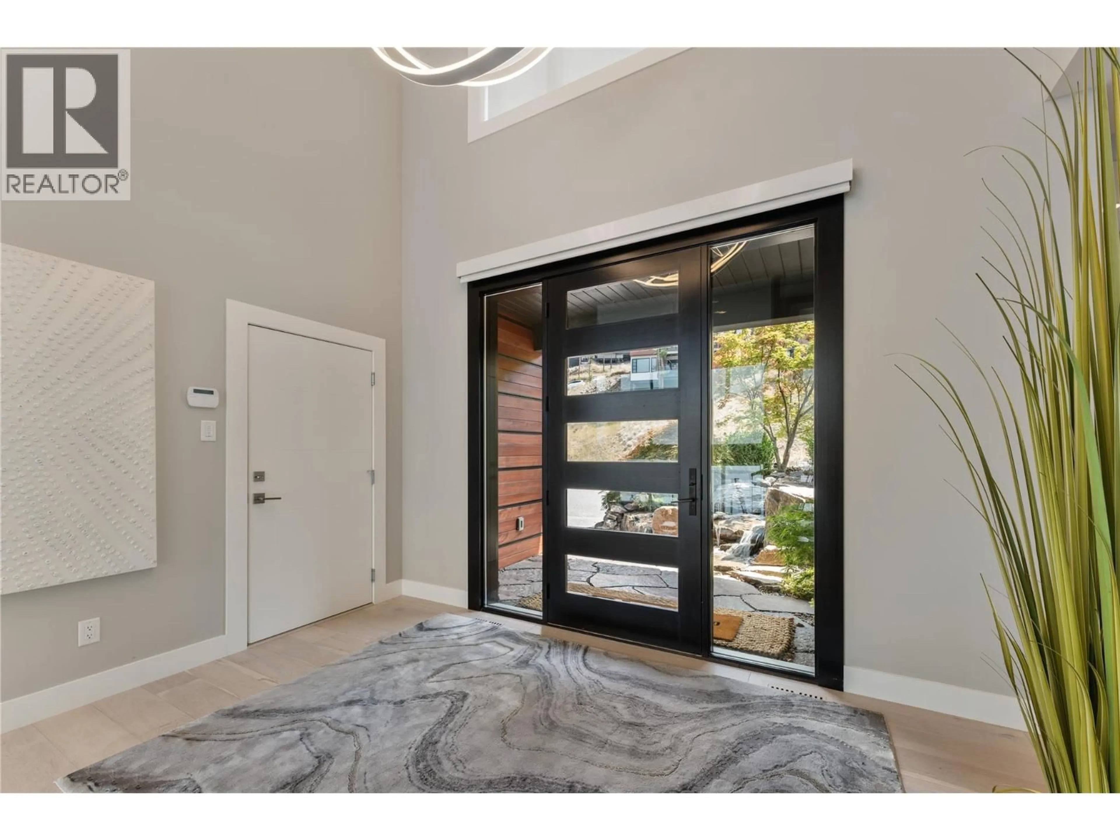 Indoor entryway for 3322 MCKINLEY BEACH DRIVE, Kelowna British Columbia V1V3G1
