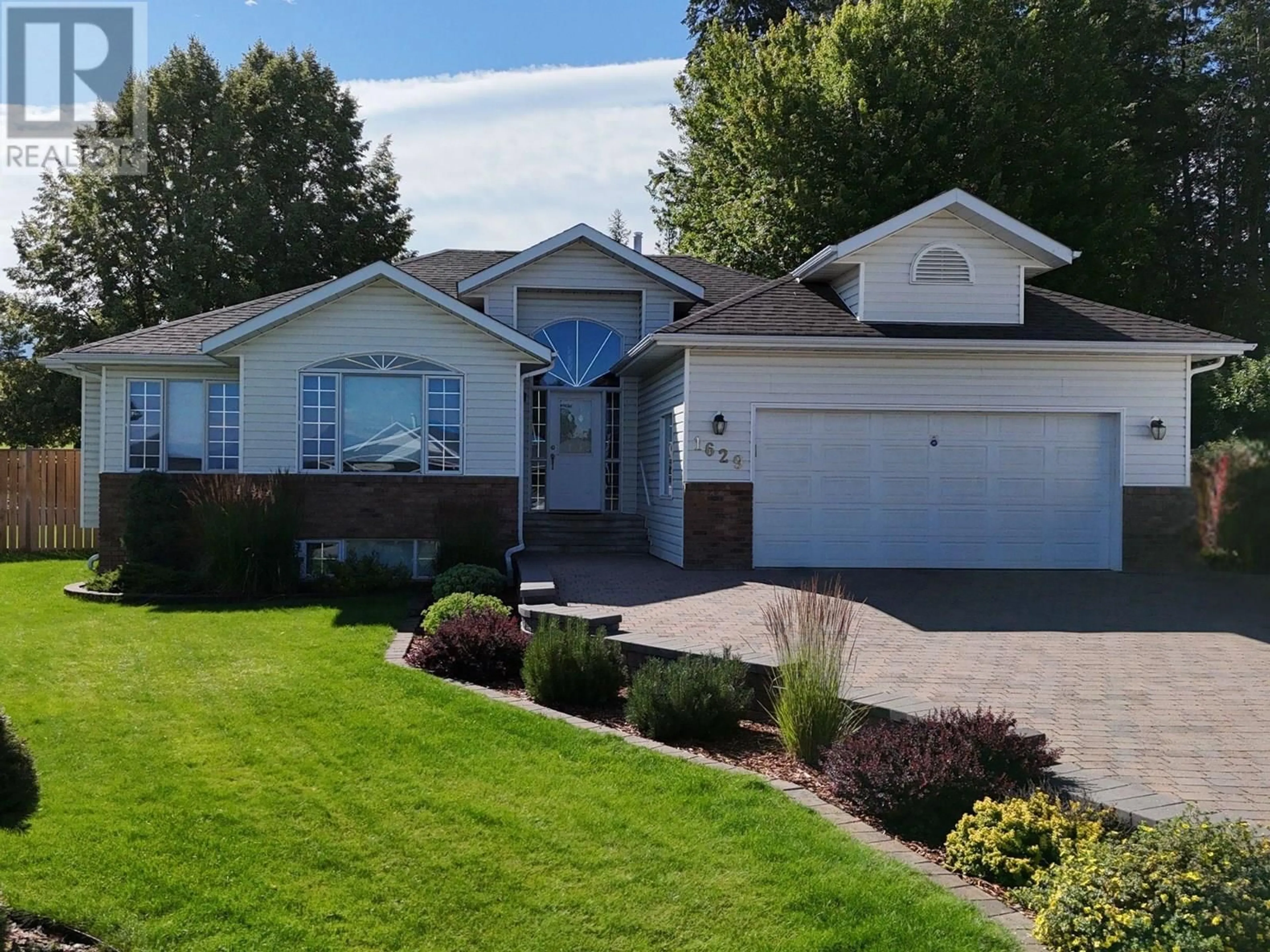 Home with vinyl exterior material, street for 1629 STAPLE CRESCENT, Cranbrook British Columbia V1C6J1