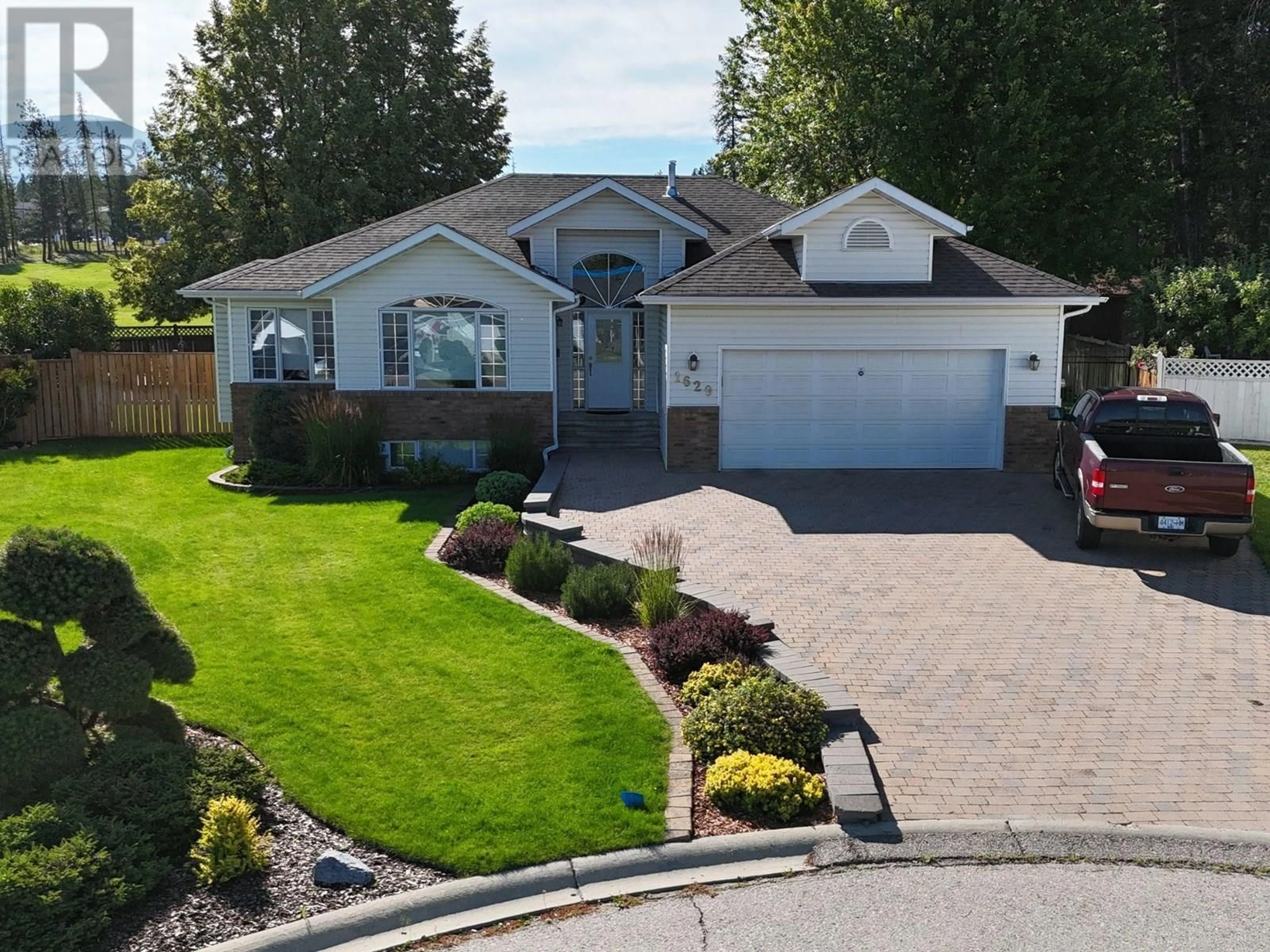 Home with vinyl exterior material, street for 1629 STAPLE CRESCENT, Cranbrook British Columbia V1C6J1