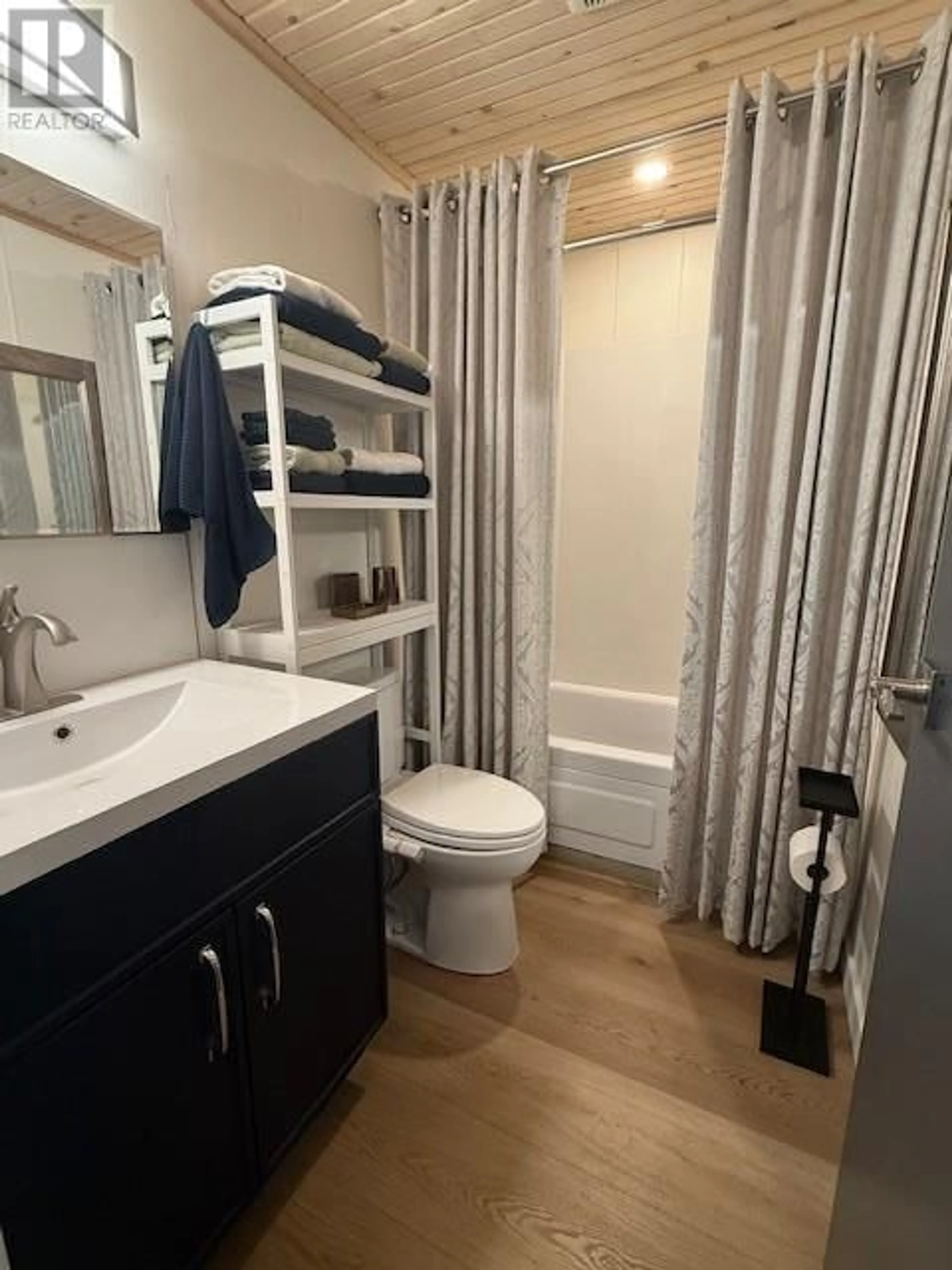 Standard bathroom, unknown for 4851 WILLOW PLACE, Fairmont Hot Springs British Columbia V0B1L1