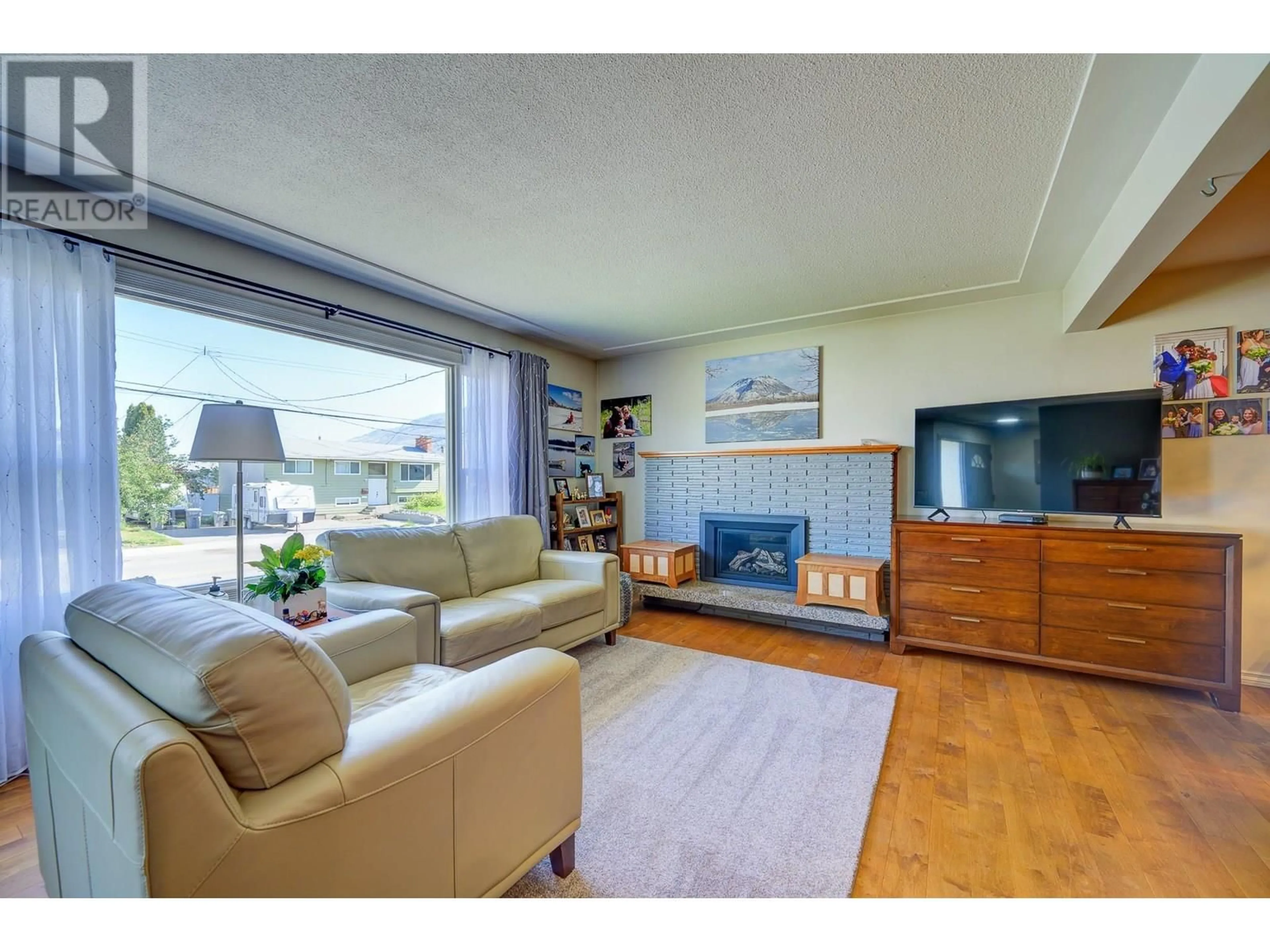 Living room with furniture, wood/laminate floor for 673 RICHMOND AVENUE, Kamloops British Columbia V2B1T4