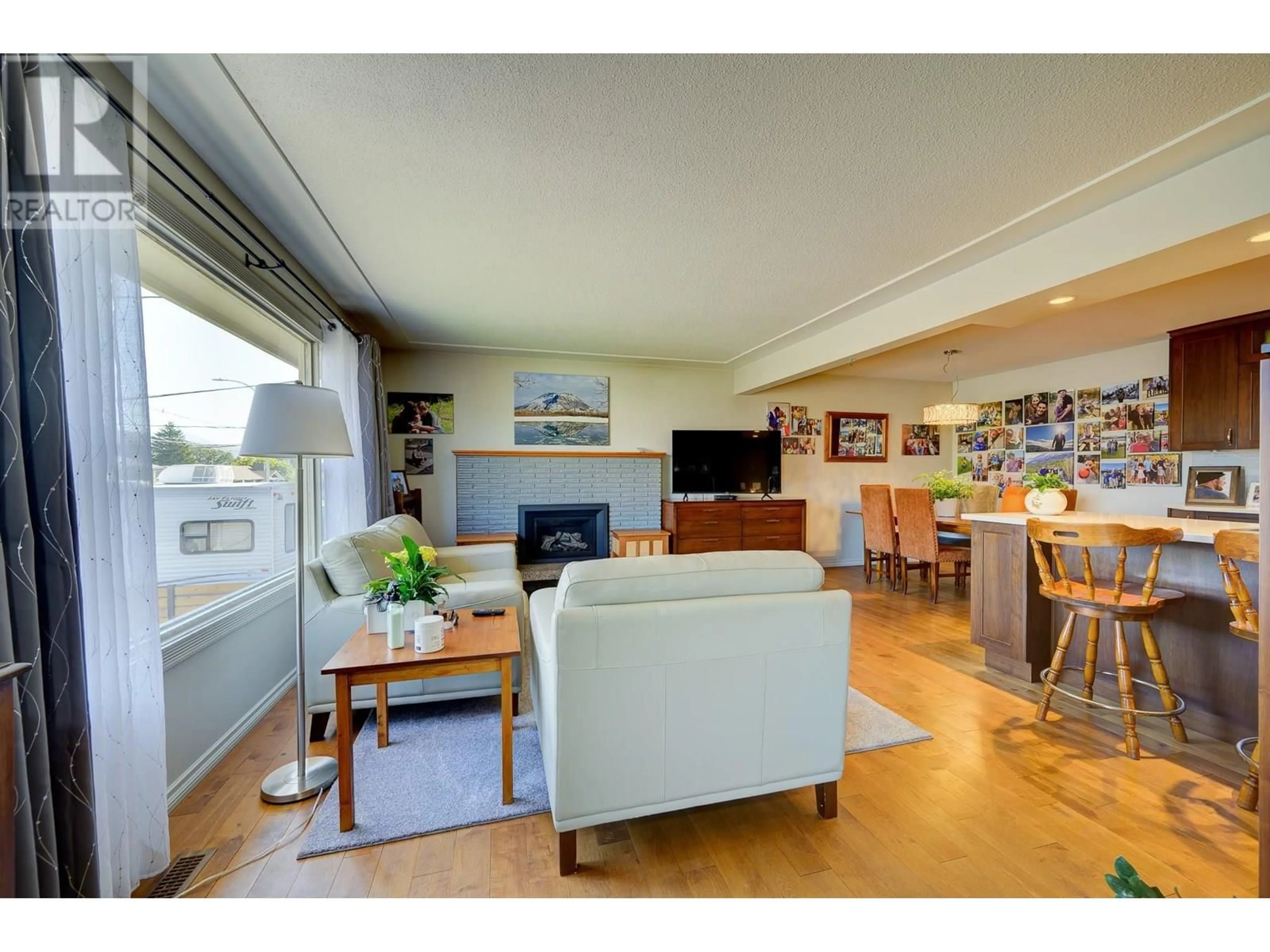 Living room with furniture, wood/laminate floor for 673 RICHMOND AVENUE, Kamloops British Columbia V2B1T4