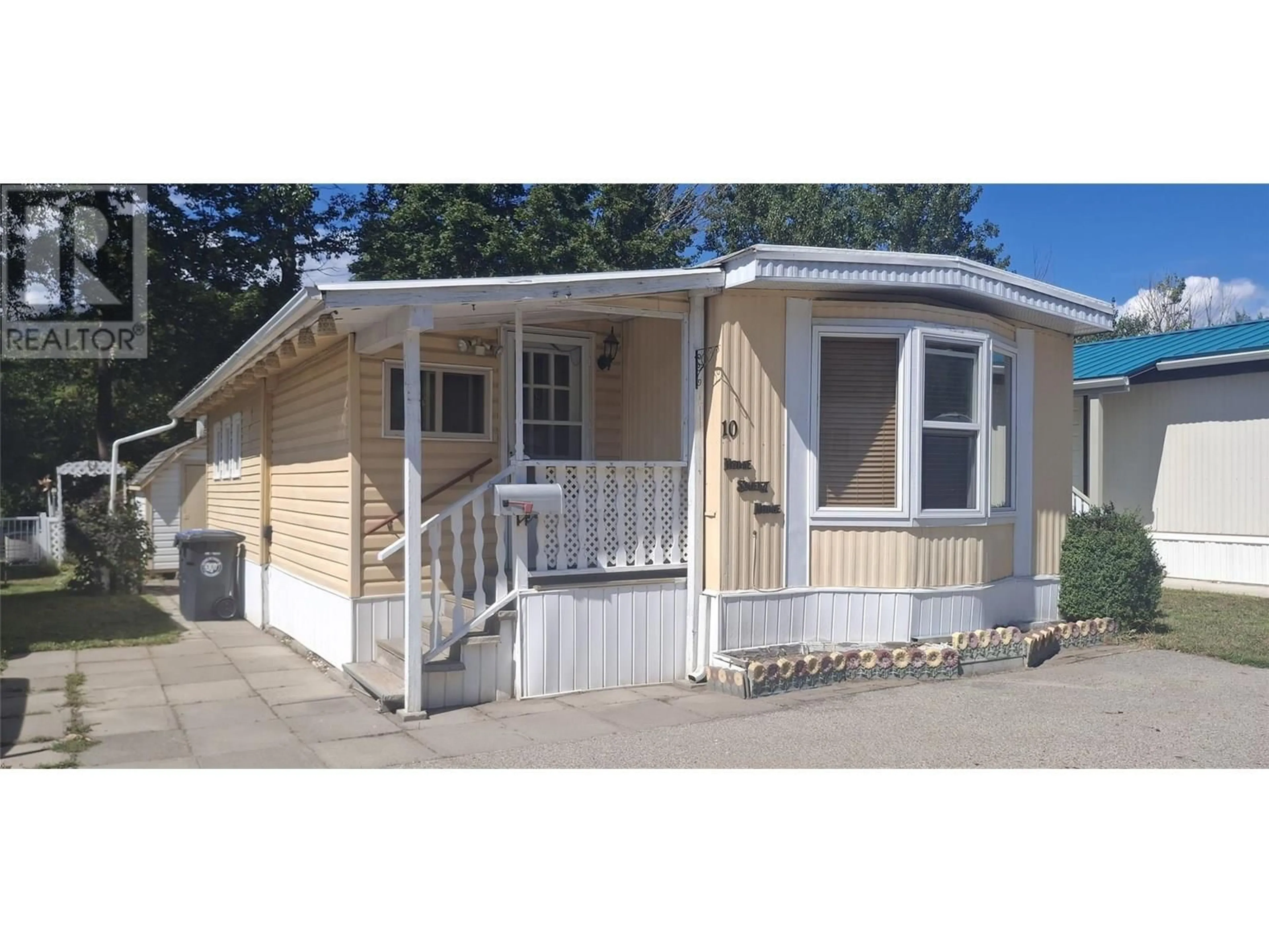 Home with vinyl exterior material, street for 10 - 566 COBURN STREET, Chase British Columbia V0E1M0