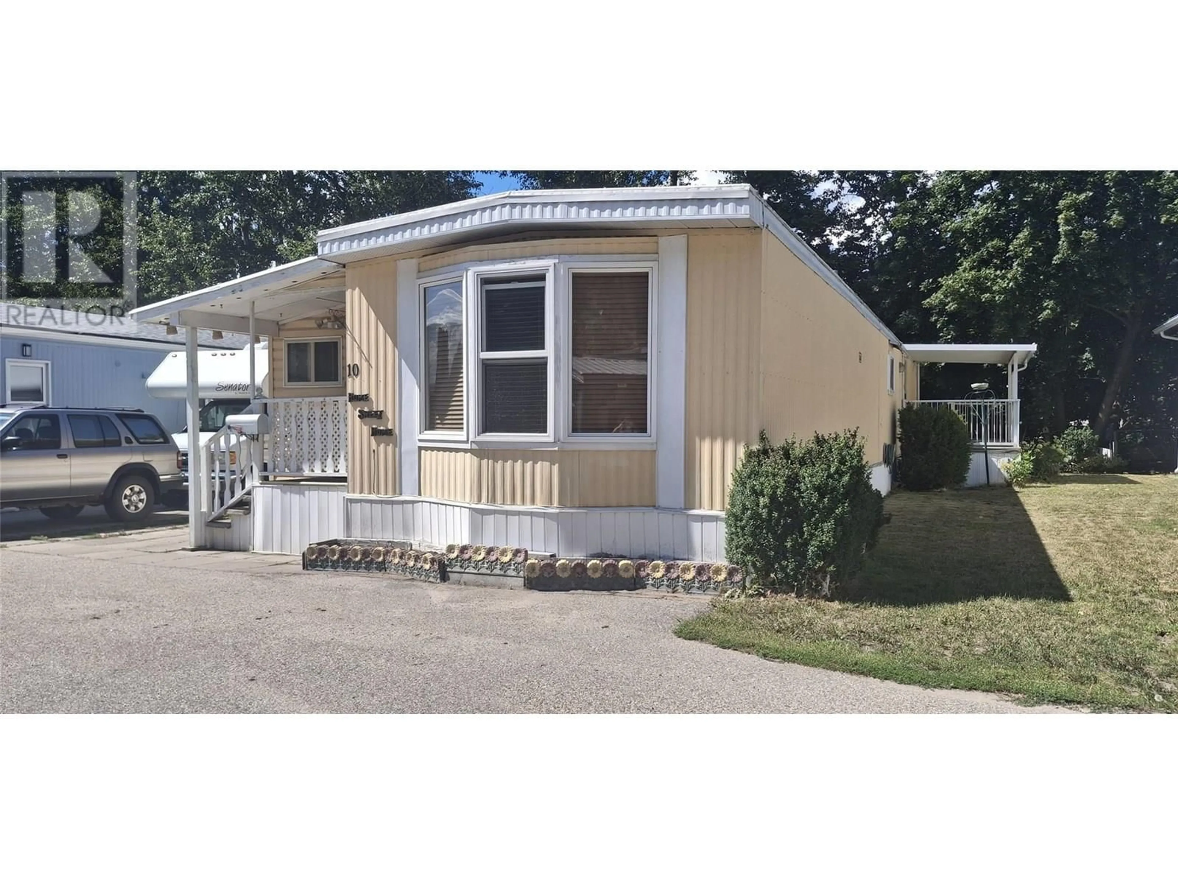 Home with vinyl exterior material, street for 10 - 566 COBURN STREET, Chase British Columbia V0E1M0