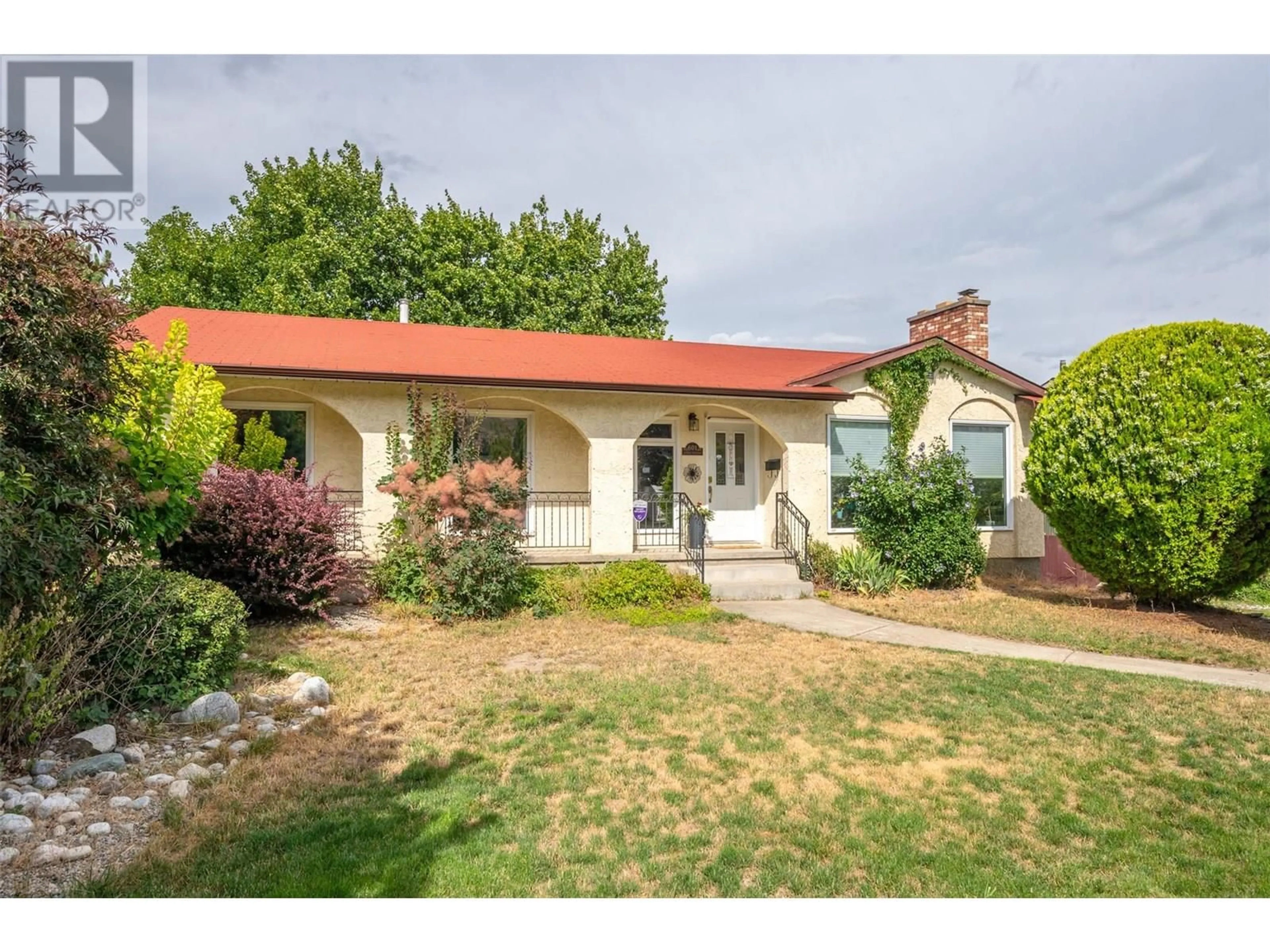 A pic from outside/outdoor area/front of a property/back of a property/a pic from drone, street for 601 ALDER STREET, Penticton British Columbia V2A4C5
