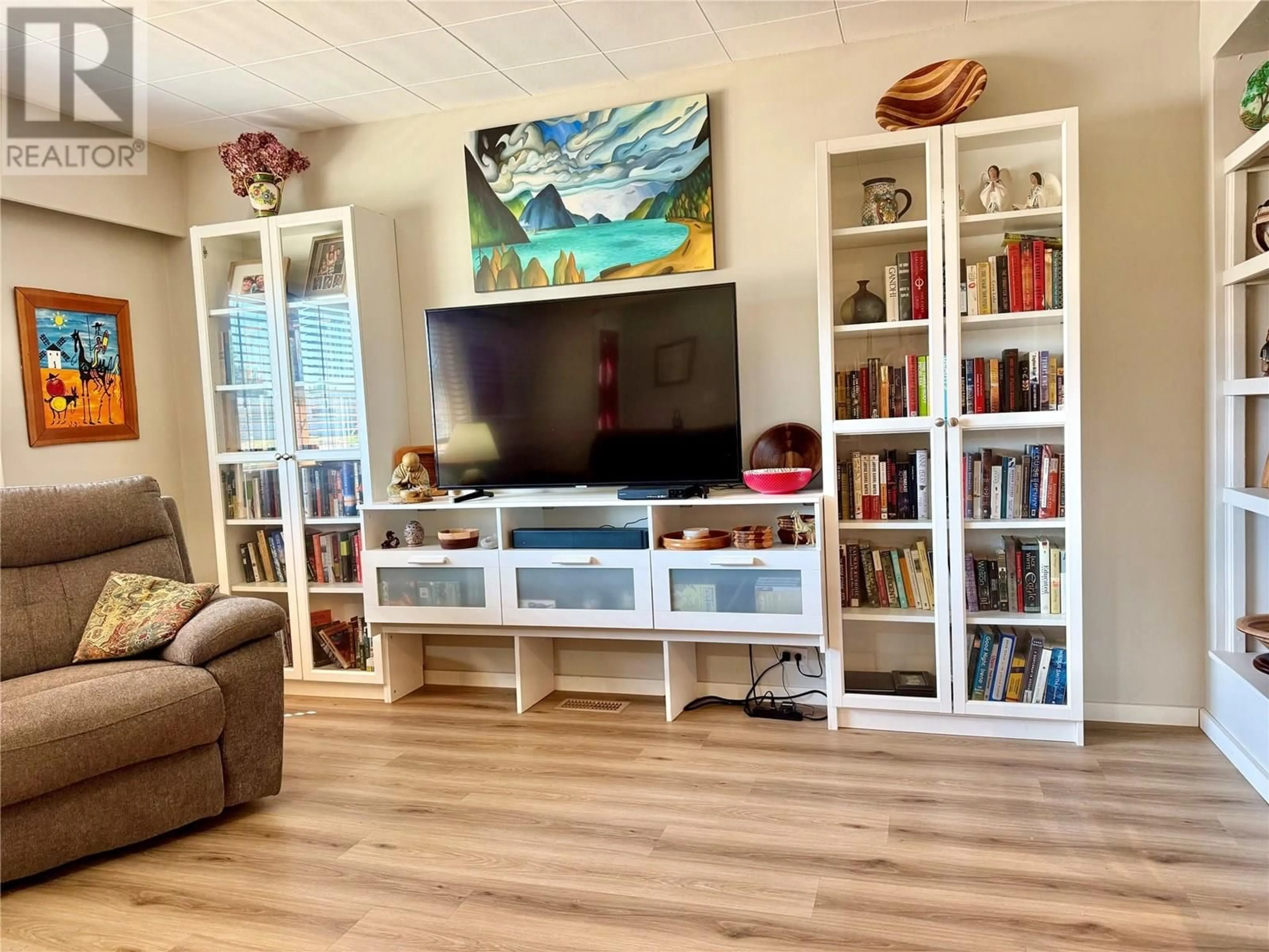 Living room with furniture, wood/laminate floor for 1543 68TH AVENUE, Grand Forks British Columbia V0H1H0
