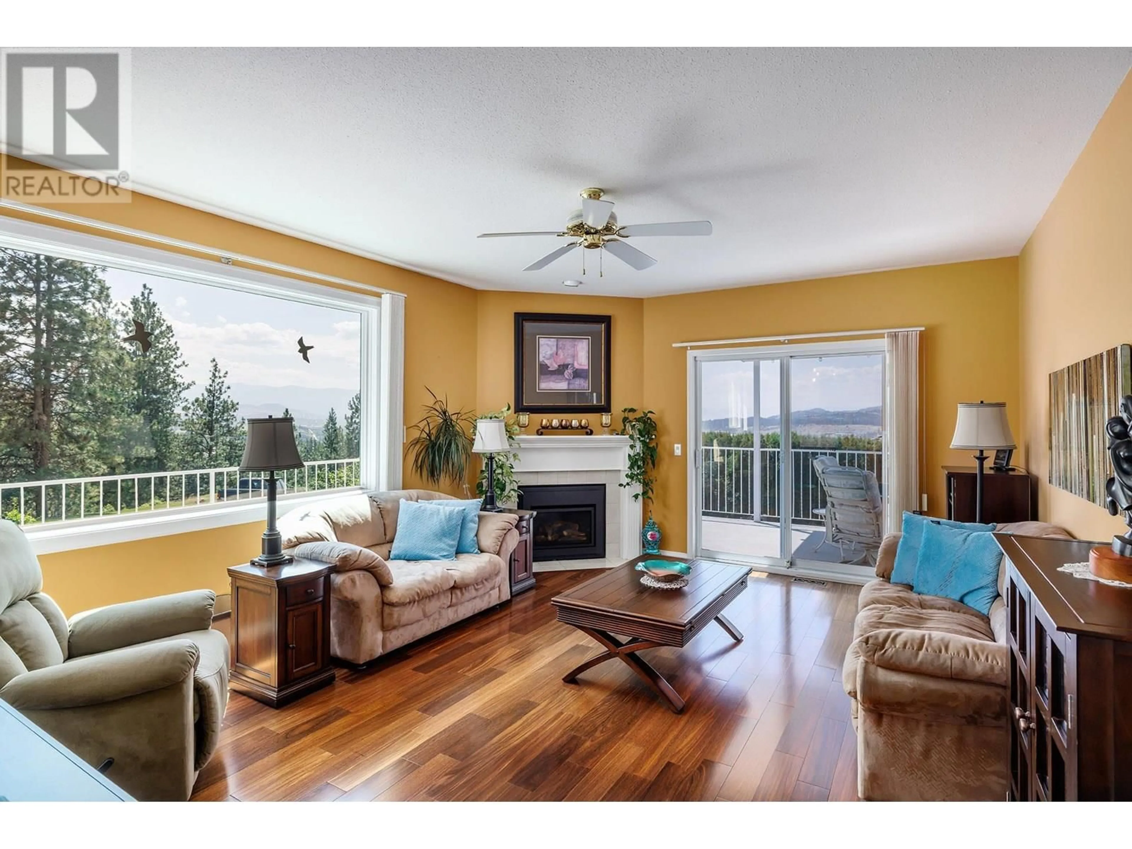 Living room with furniture, wood/laminate floor for 71 - 6400 SPENCER ROAD, Ellison British Columbia V1X7T6