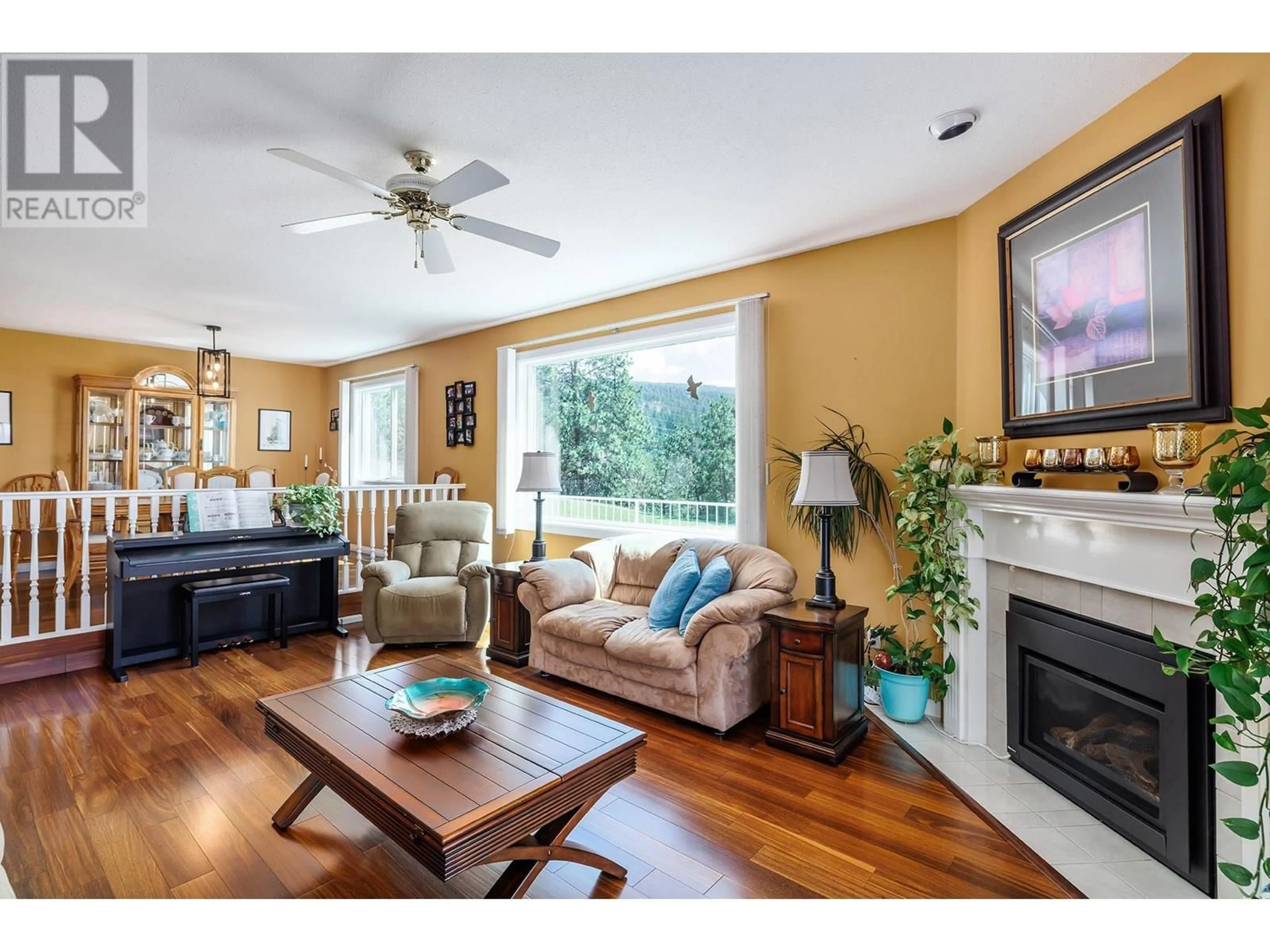 Living room with furniture, wood/laminate floor for 71 - 6400 SPENCER ROAD, Ellison British Columbia V1X7T6