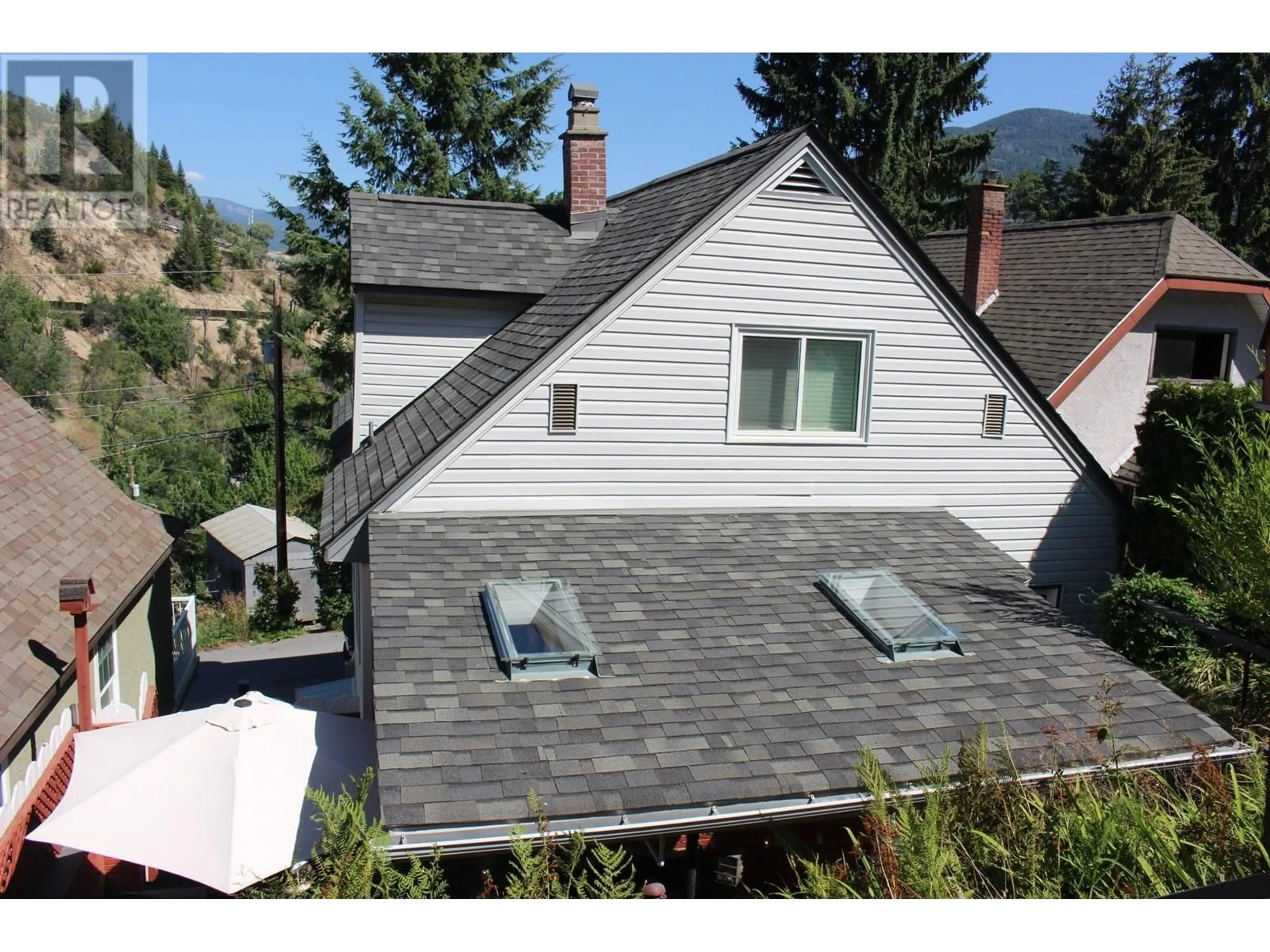 Home with vinyl exterior material, street for 154 KITCHENER STREET, Trail British Columbia V1R3M1