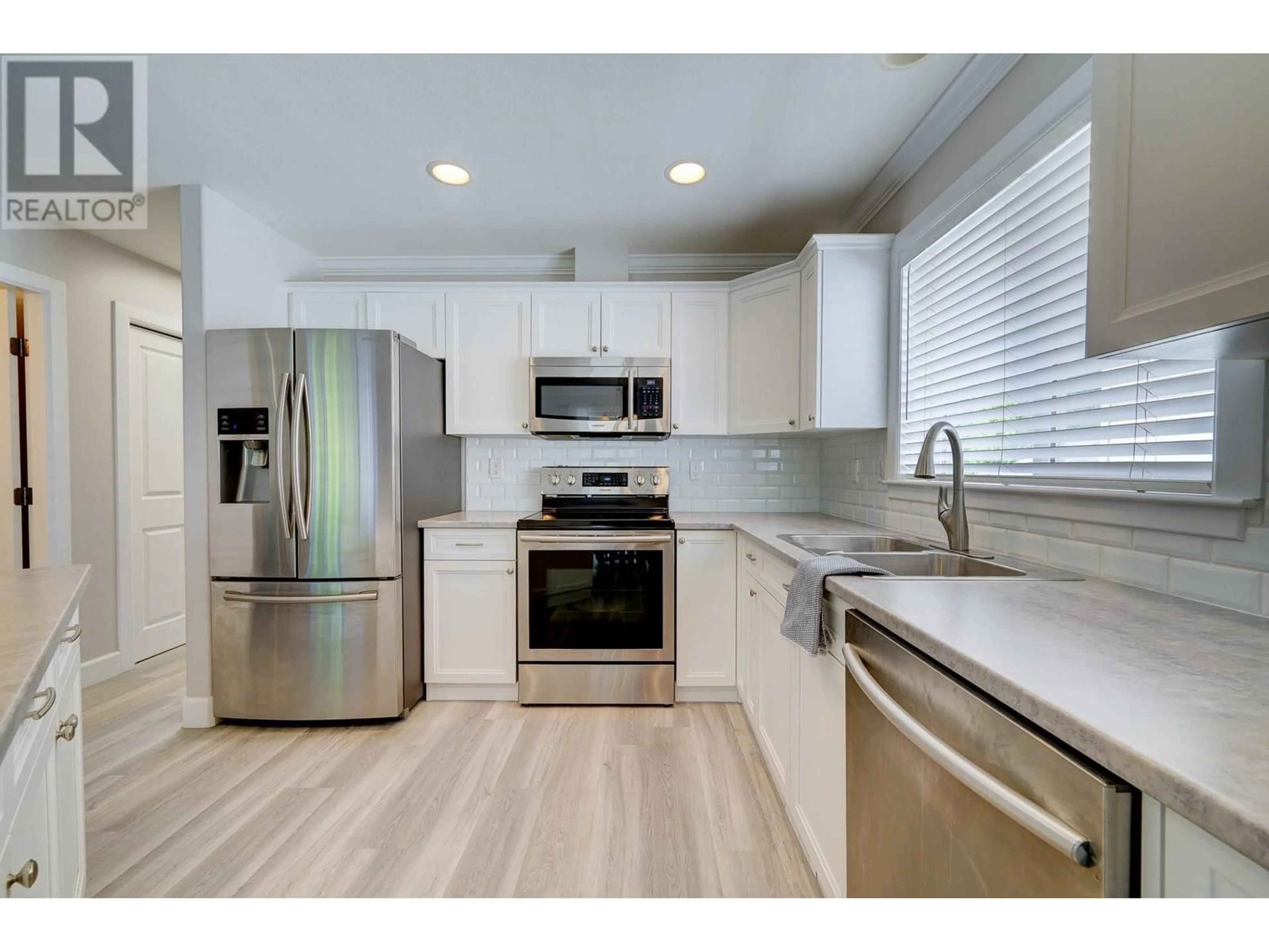 Open concept kitchen, unknown for 33 - 1940 HILLSIDE DRIVE, Kamloops British Columbia V2E2T3