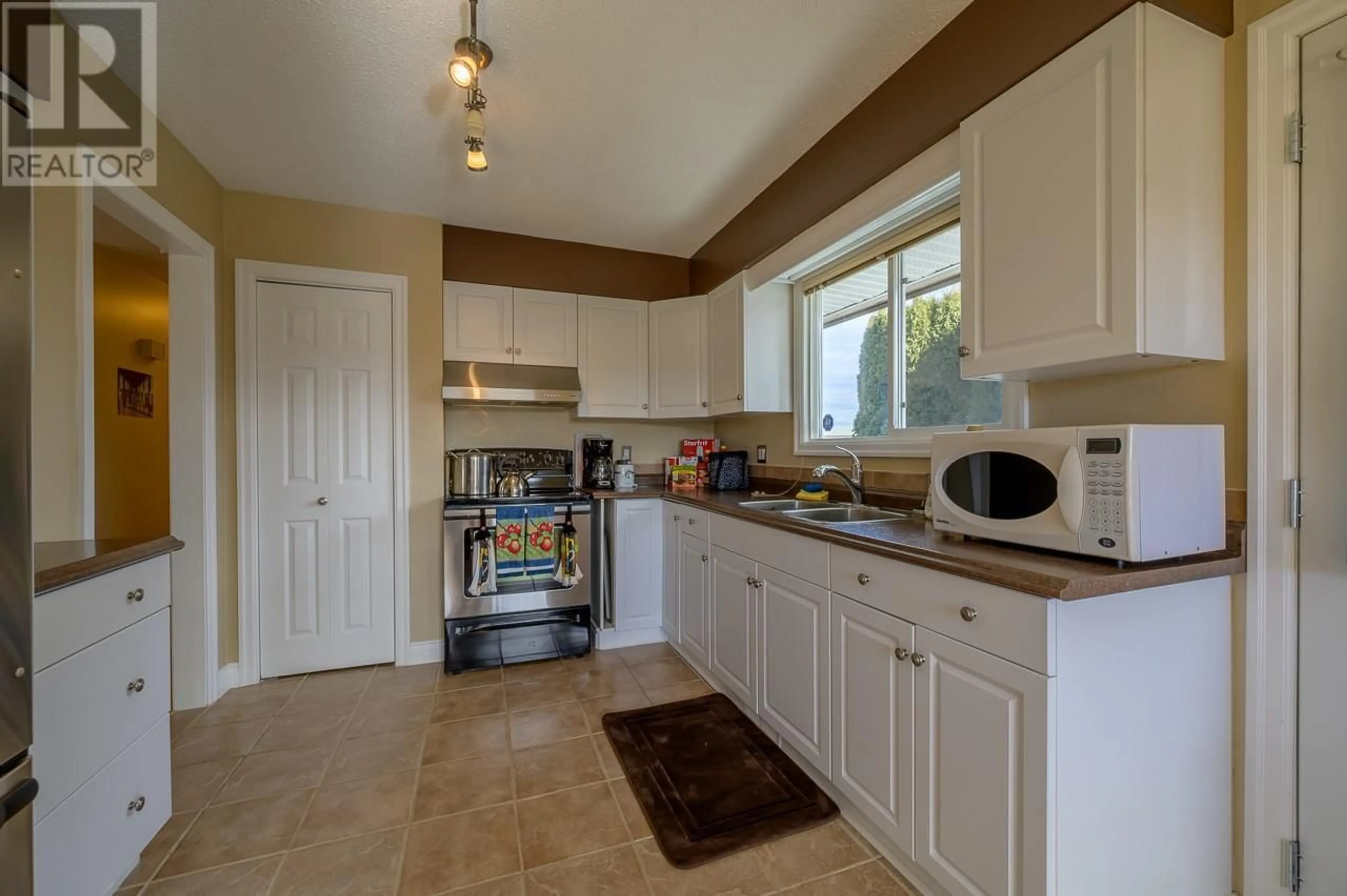 Standard kitchen, ceramic/tile floor for 1612 SHERIDAN DRIVE, Kamloops British Columbia V2B6A9