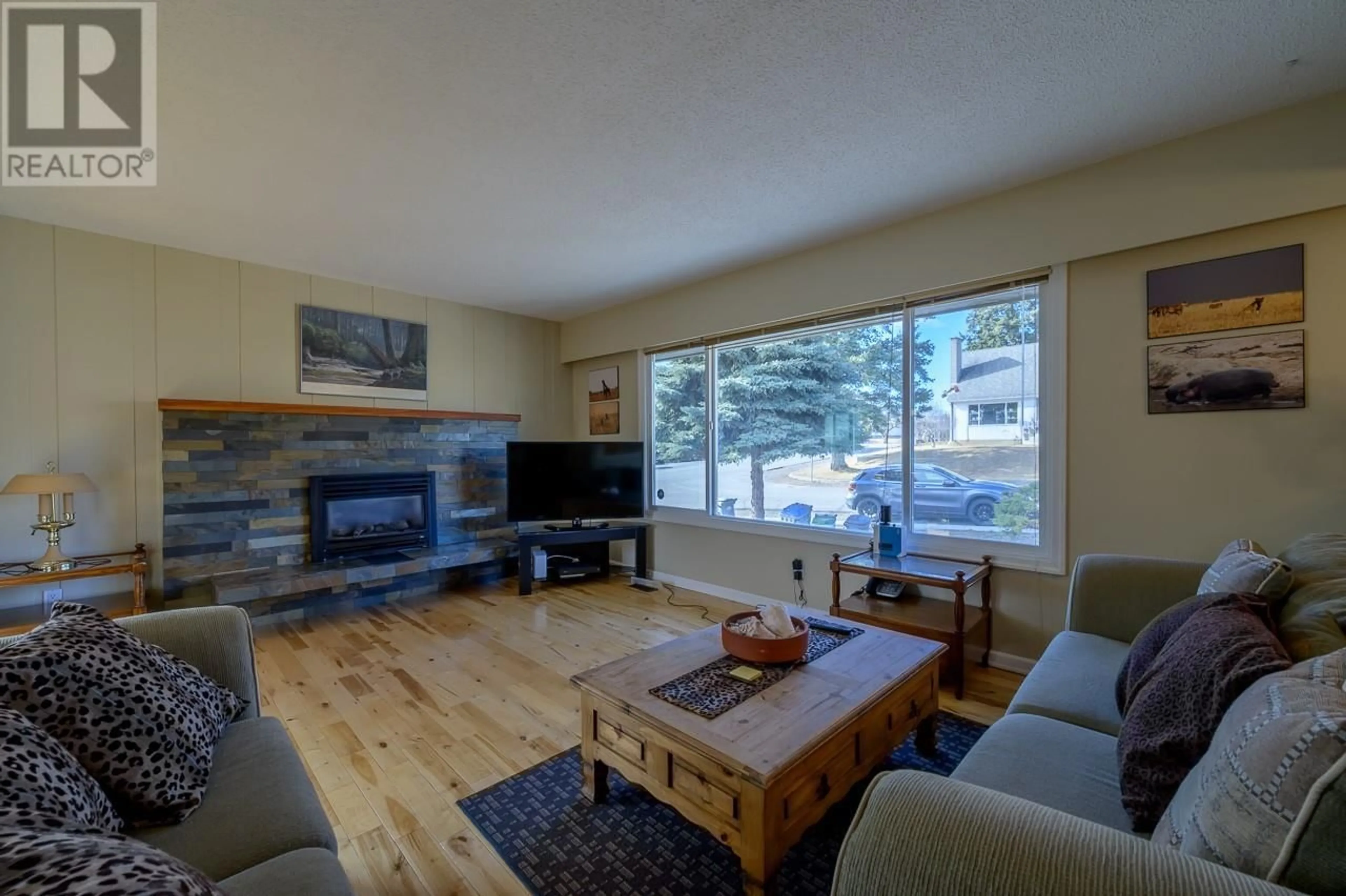 Living room with furniture, wood/laminate floor for 1612 SHERIDAN DRIVE, Kamloops British Columbia V2B6A9