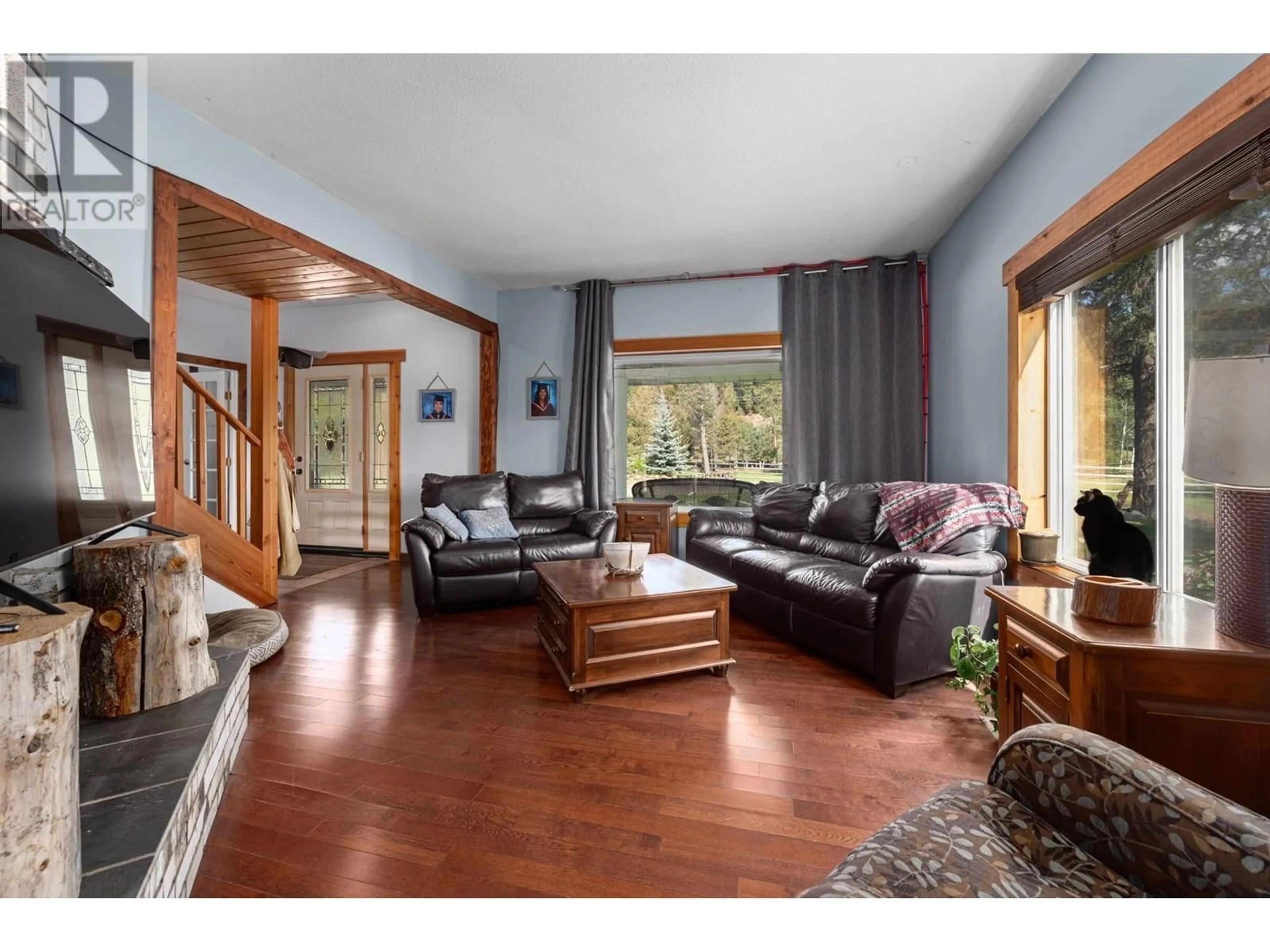 Living room with furniture, wood/laminate floor for 5929 BEECH ROAD, Merritt British Columbia V1K1M6