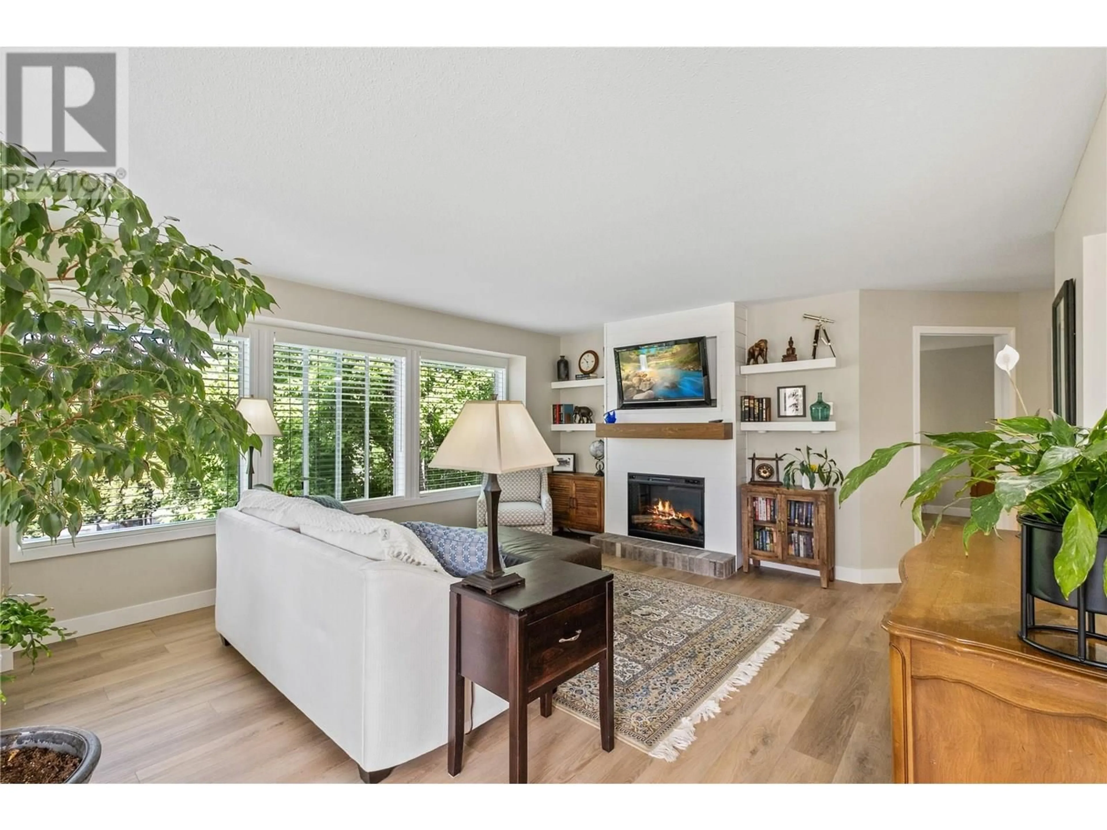 Living room with furniture, wood/laminate floor for 307 - 780 HOUGHTON ROAD, Kelowna British Columbia V1X7A1
