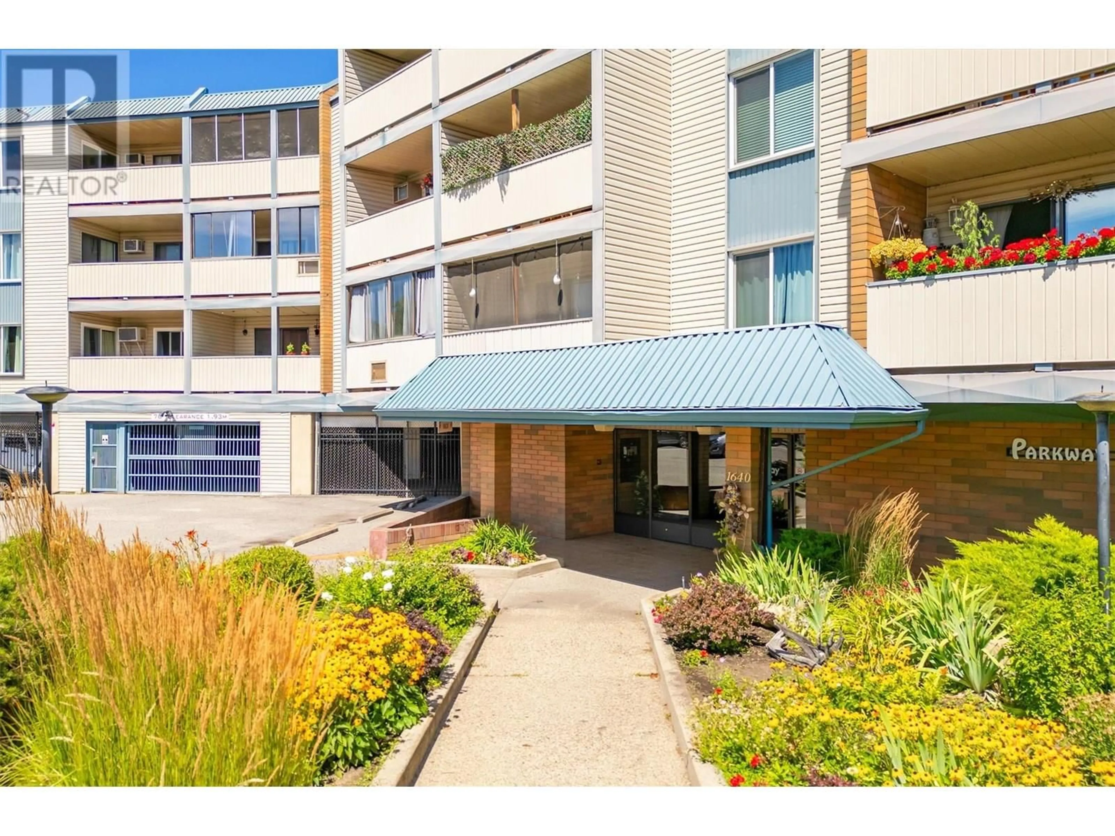 Indoor foyer for 104 - 1640 UFTON COURT, Kelowna British Columbia V1Y8L5