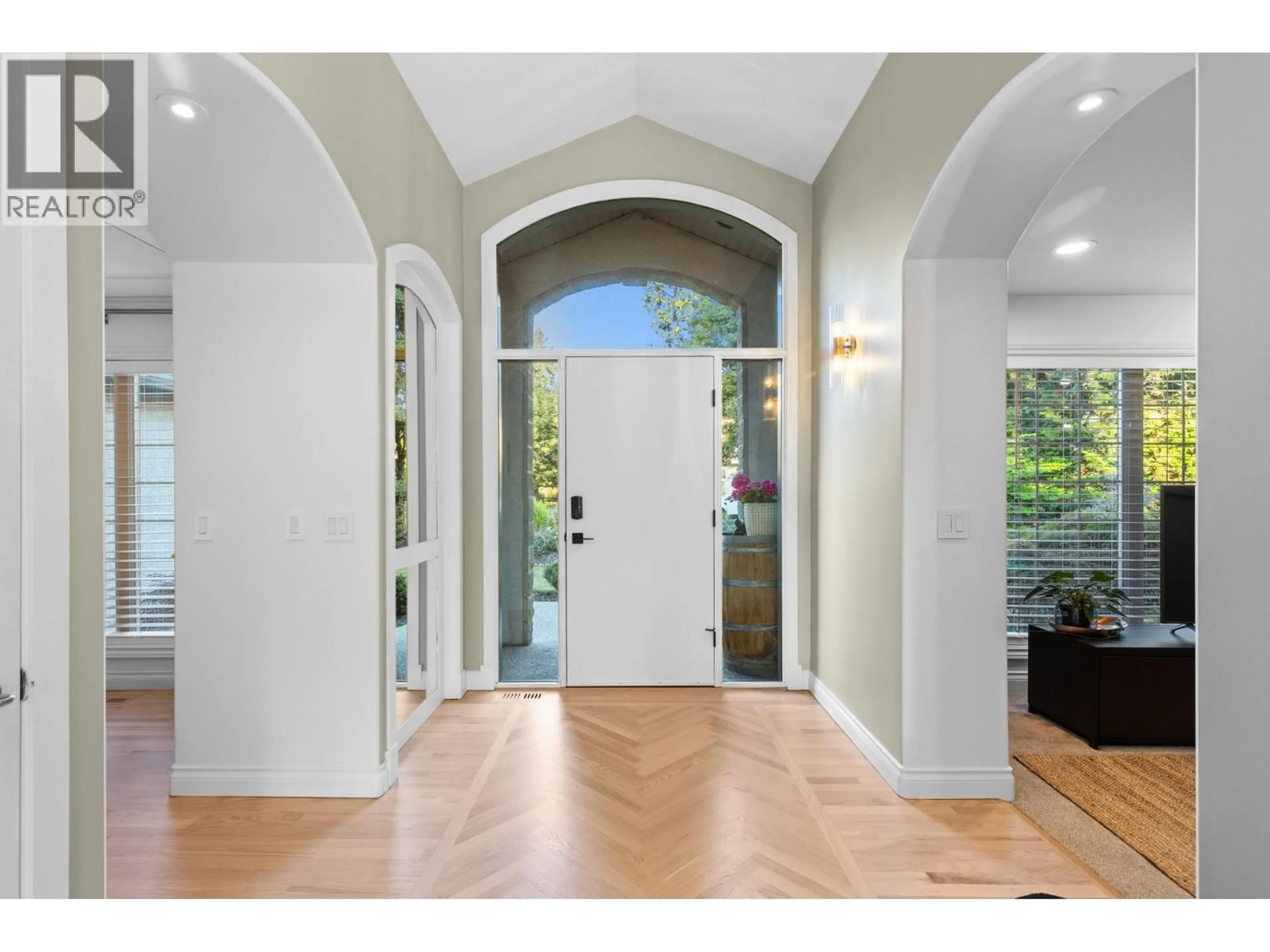 Indoor entryway for 796 VARNEY COURT, Kelowna British Columbia V1W3Z2