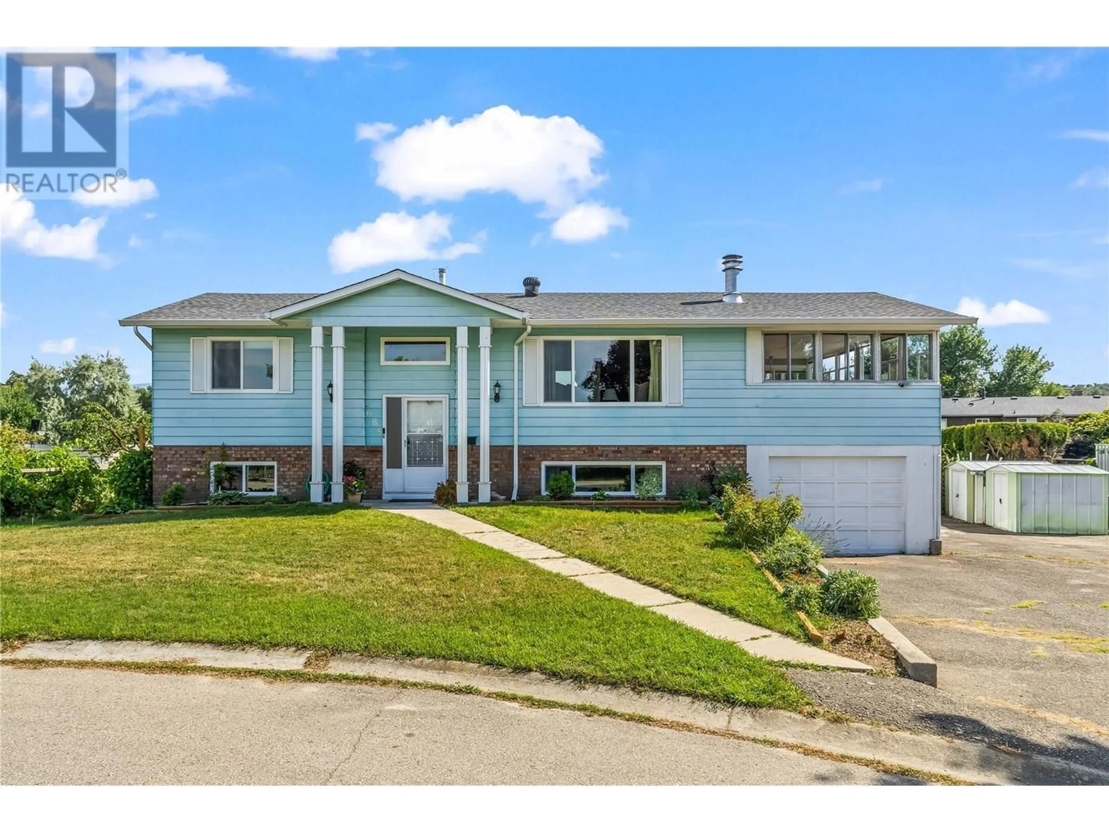 Home with vinyl exterior material, street for 685 MORAINE COURT, Kelowna British Columbia V1X5X2
