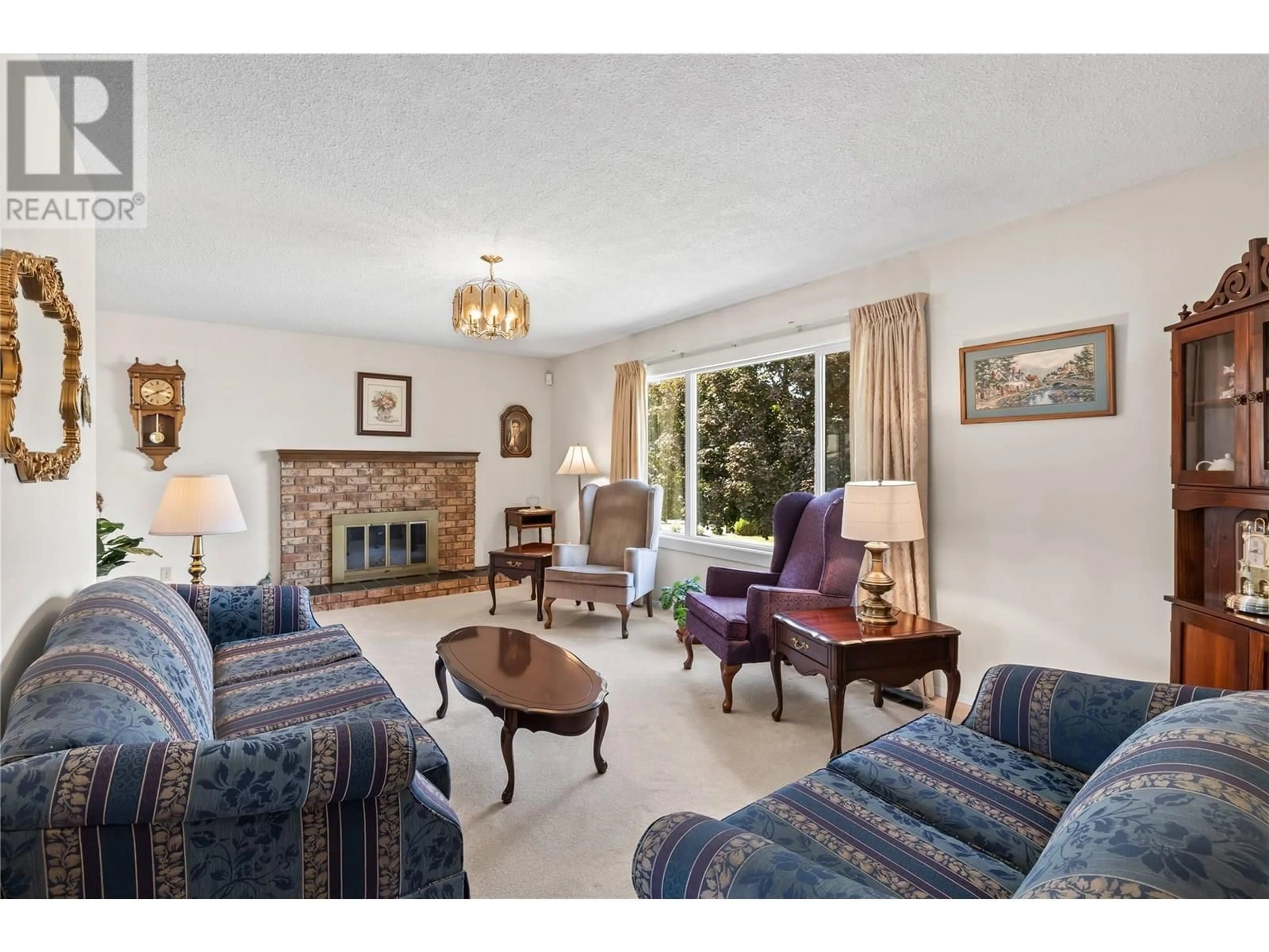 Living room with furniture, carpet floor for 685 MORAINE COURT, Kelowna British Columbia V1X5X2
