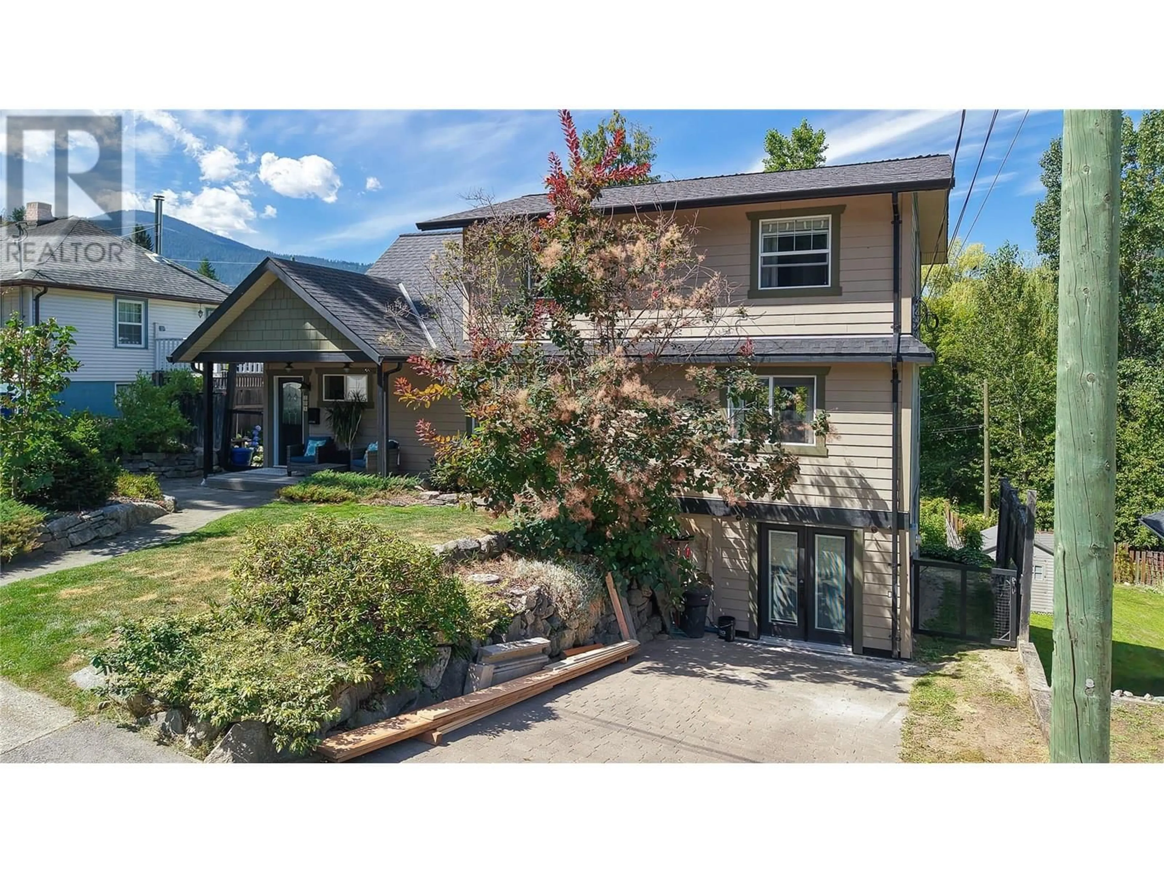 A pic from outside/outdoor area/front of a property/back of a property/a pic from drone, street for 305 SIXTH STREET, Nelson British Columbia V1L2X9