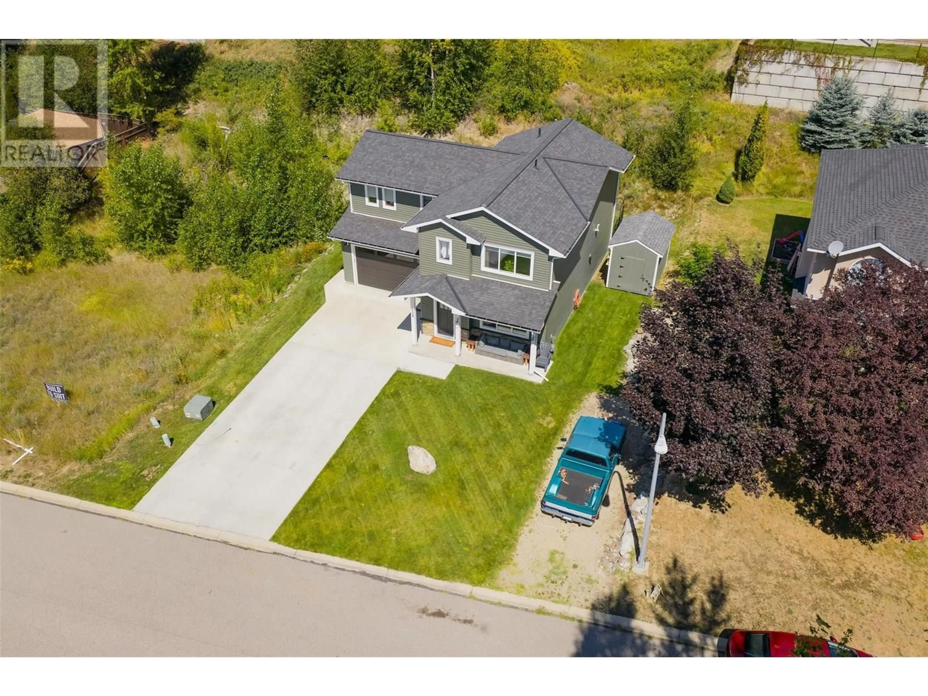 A pic from outside/outdoor area/front of a property/back of a property/a pic from drone, street for 924 8TH STREET, Montrose British Columbia V0G1P0