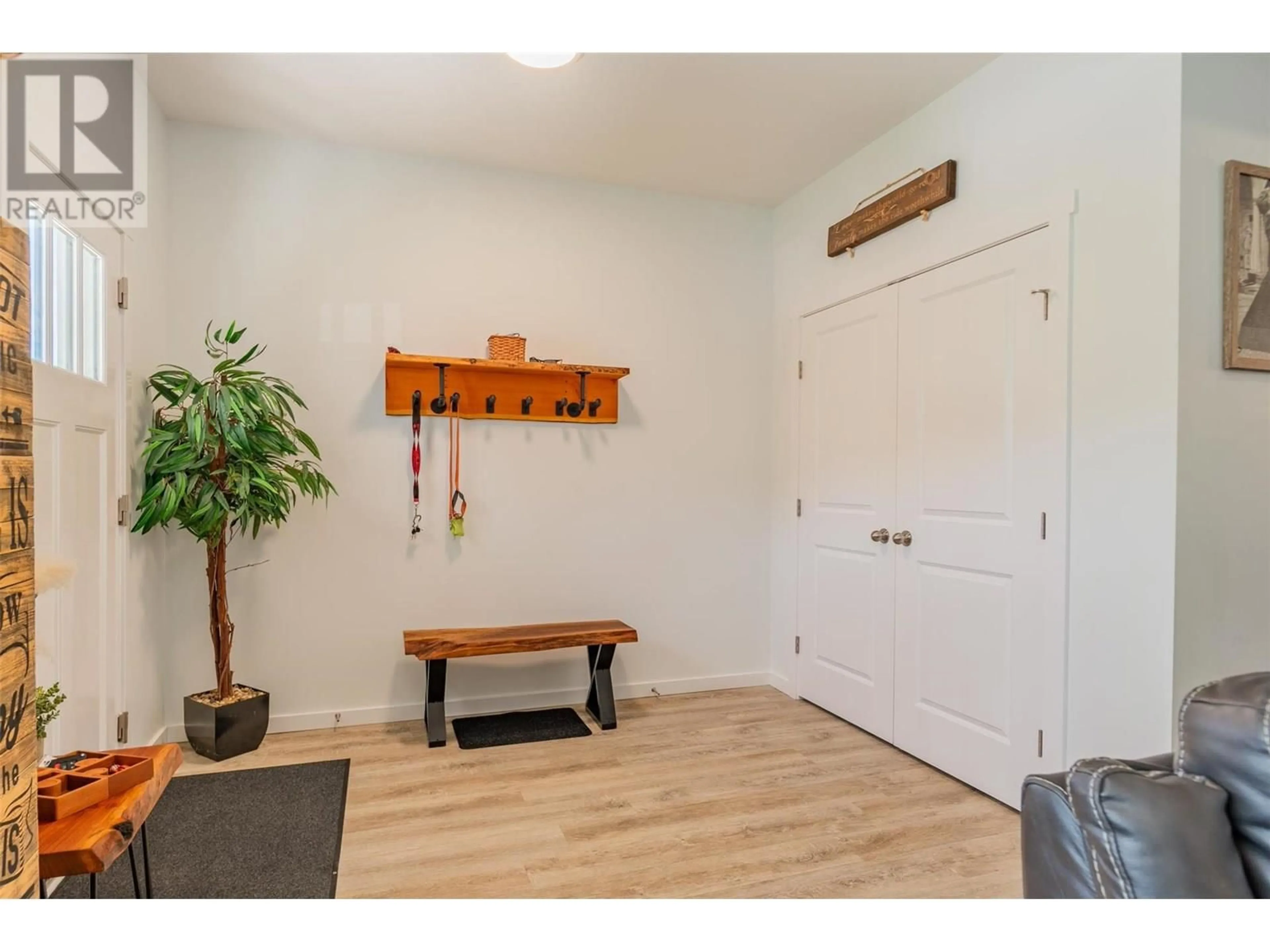 Indoor entryway for 924 8TH STREET, Montrose British Columbia V0G1P0