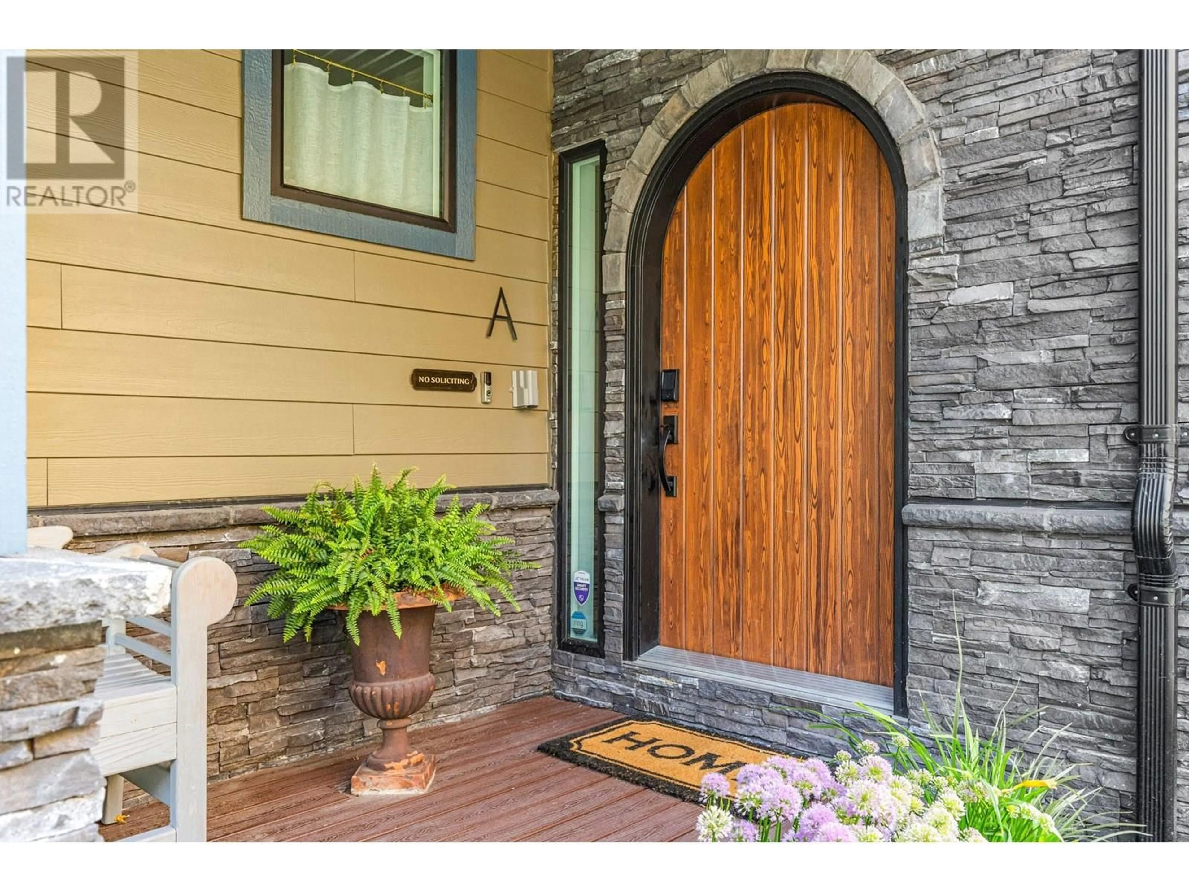 Indoor entryway for 935 LAURIER AVENUE, Kelowna British Columbia V1Y6A9
