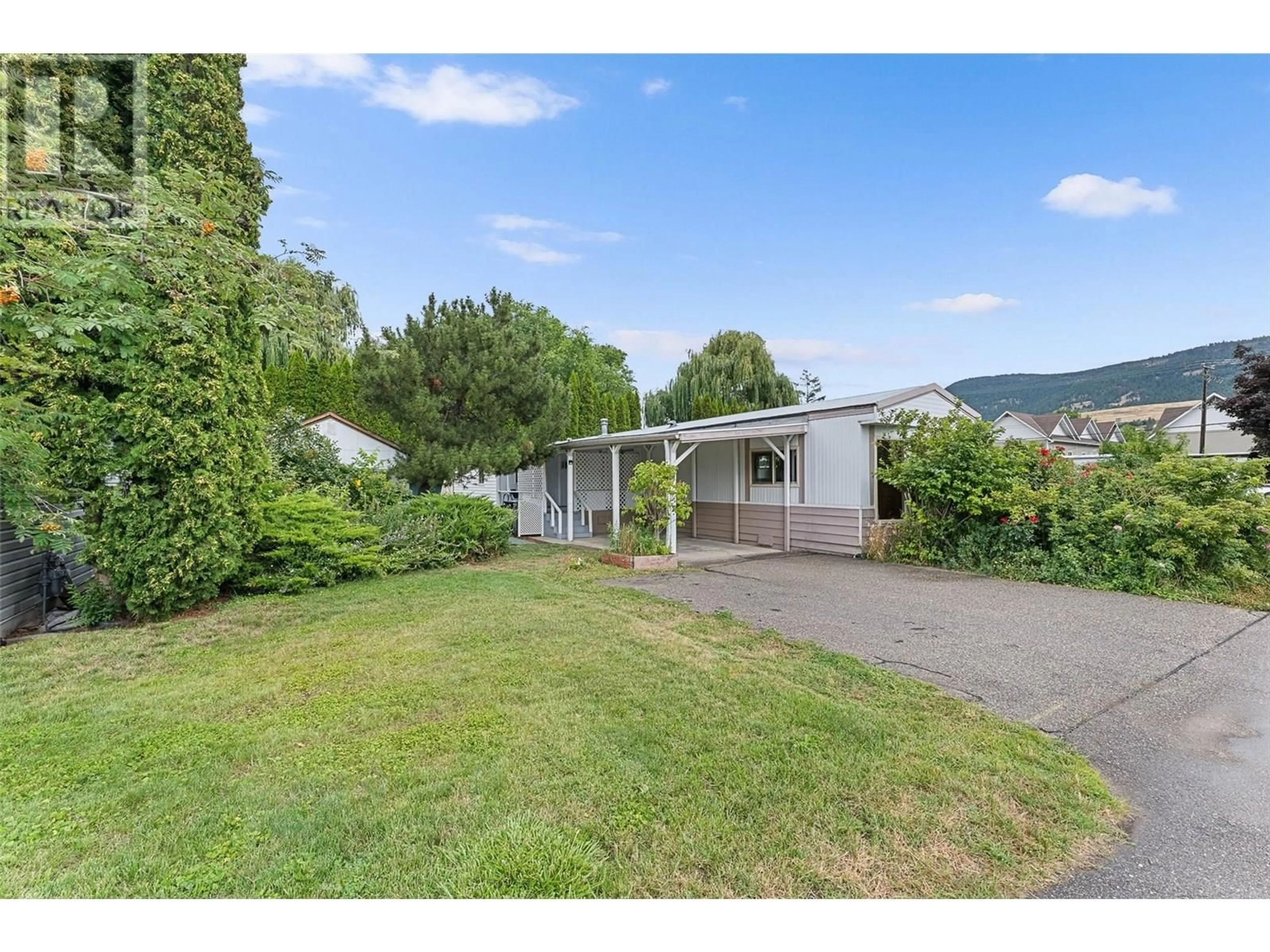 A pic from outside/outdoor area/front of a property/back of a property/a pic from drone, mountain view for 4 - 11524 BOTTOM WOOD LAKE ROAD, Lake Country British Columbia V4V1X7
