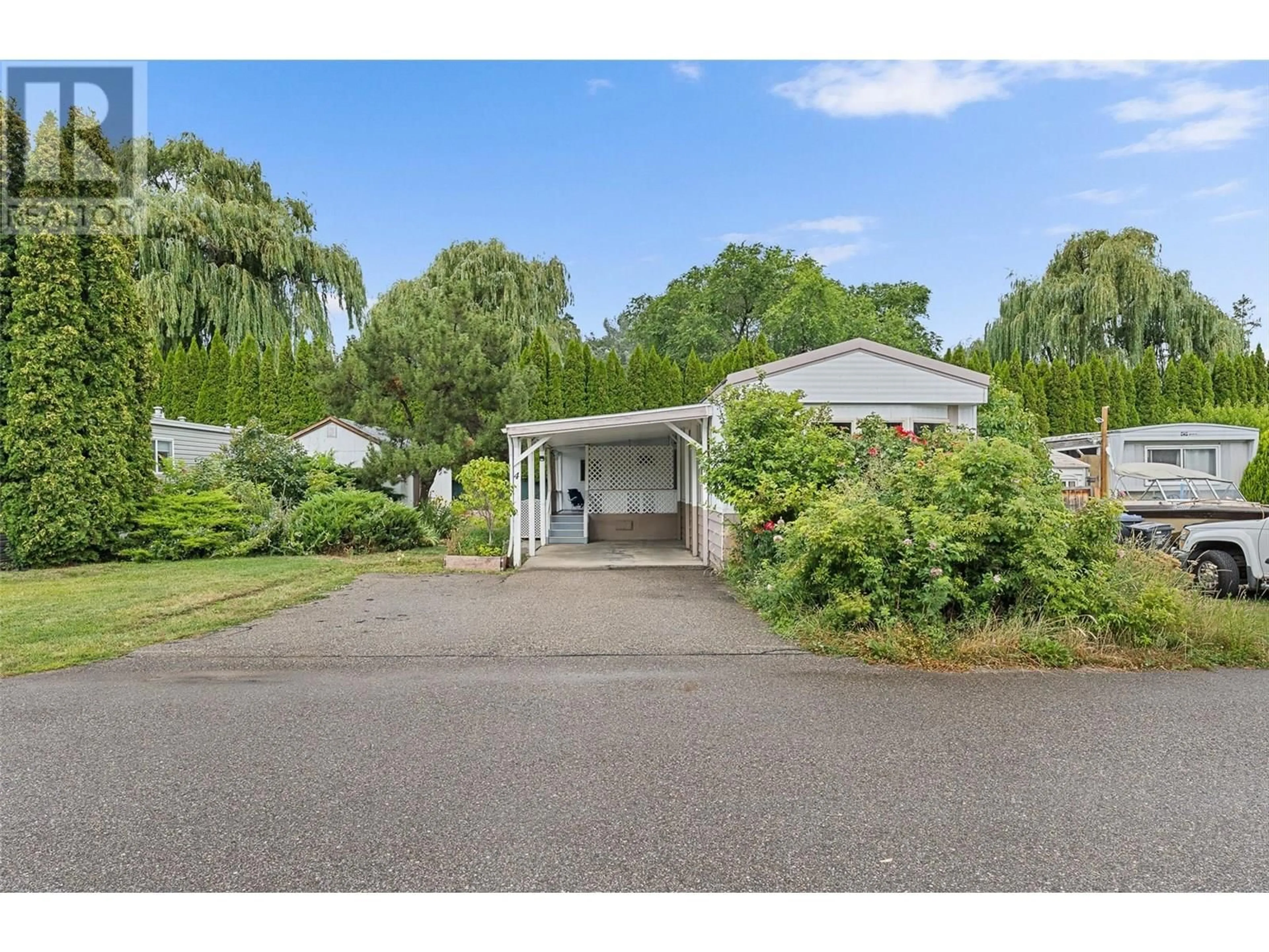 A pic from outside/outdoor area/front of a property/back of a property/a pic from drone, street for 4 - 11524 BOTTOM WOOD LAKE ROAD, Lake Country British Columbia V4V1X7