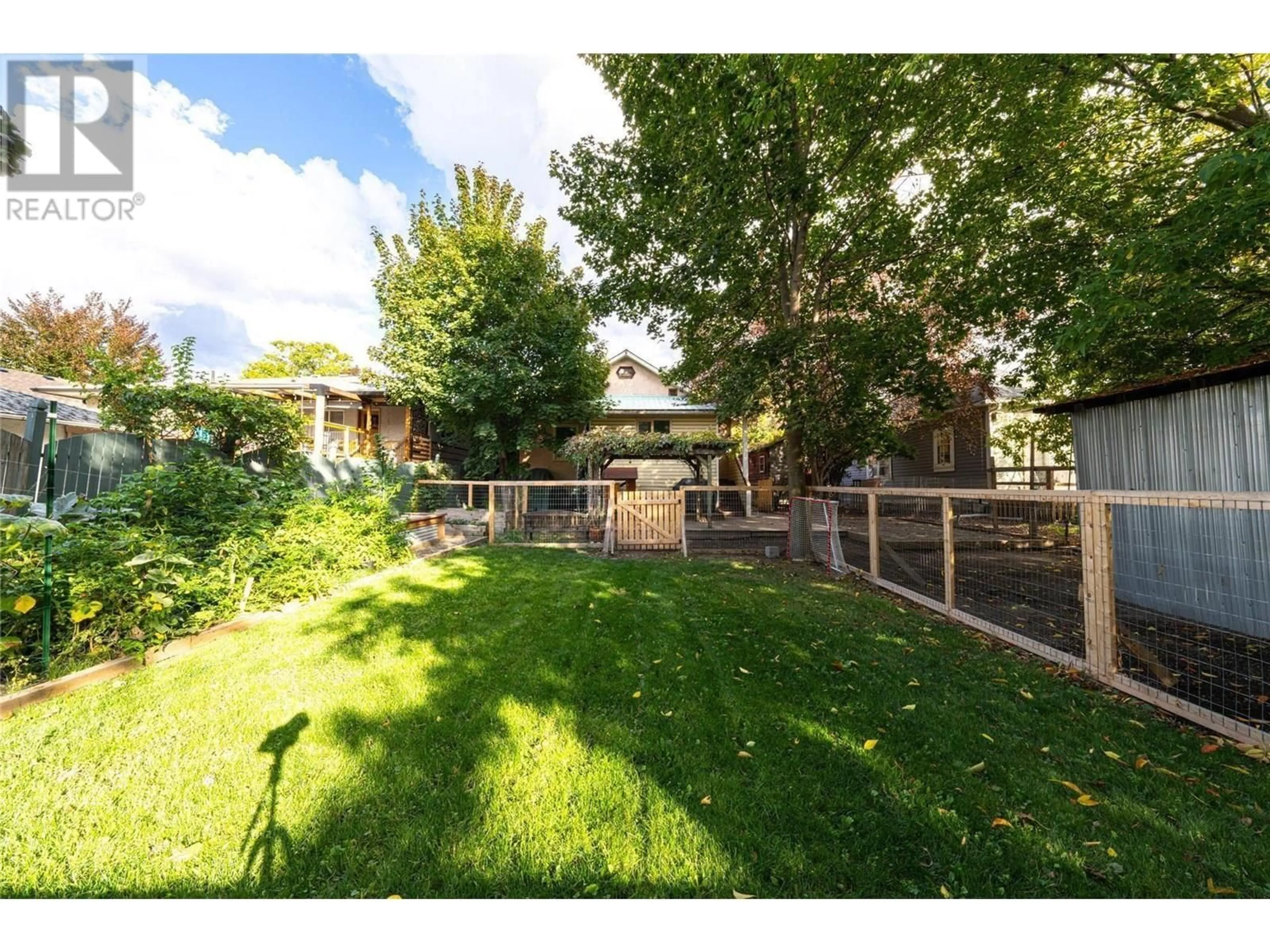 A pic from outside/outdoor area/front of a property/back of a property/a pic from drone, street for 4204 29TH STREET, Vernon British Columbia V1T5B5
