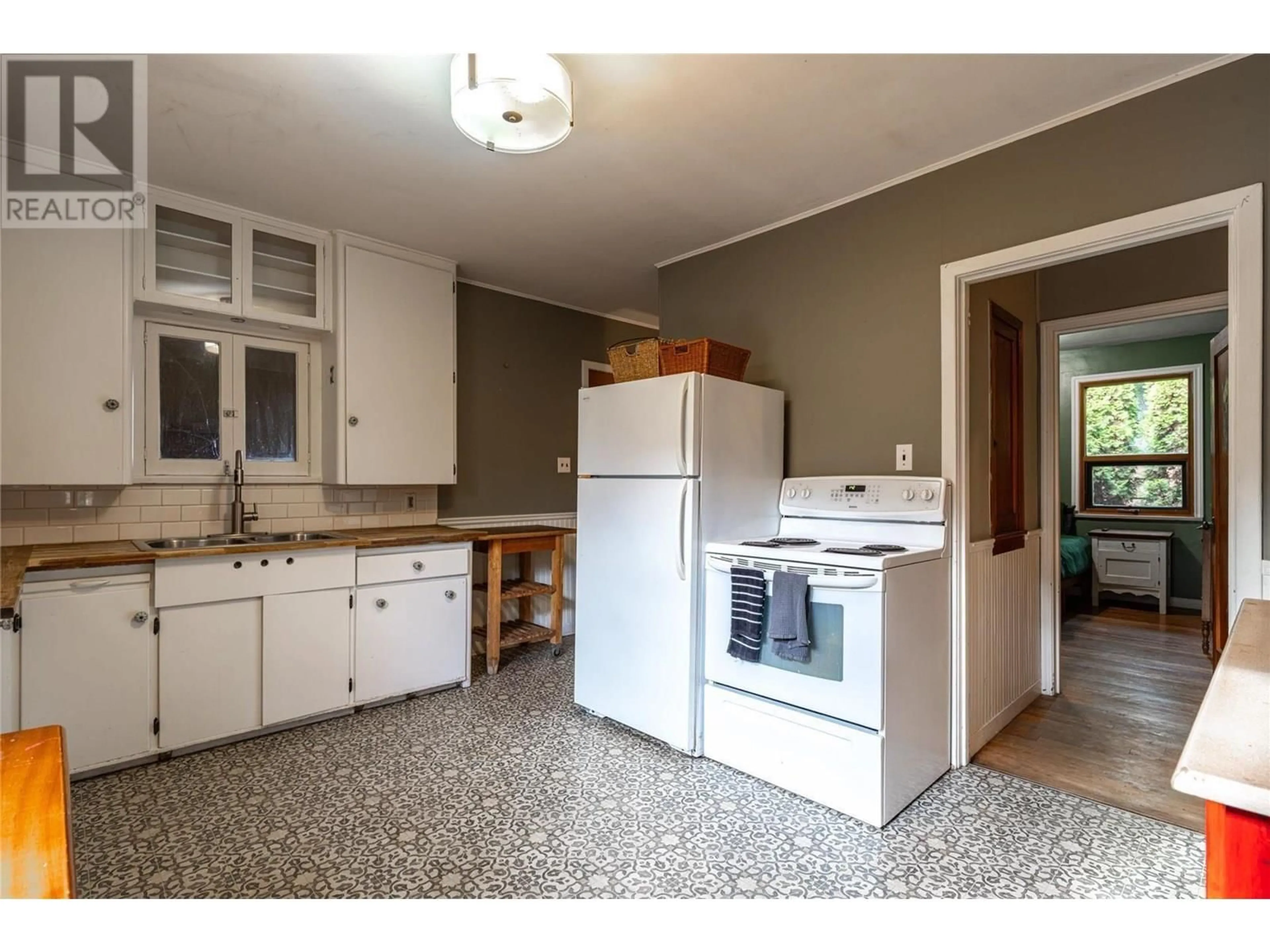 Standard kitchen, ceramic/tile floor for 4204 29TH STREET, Vernon British Columbia V1T5B5