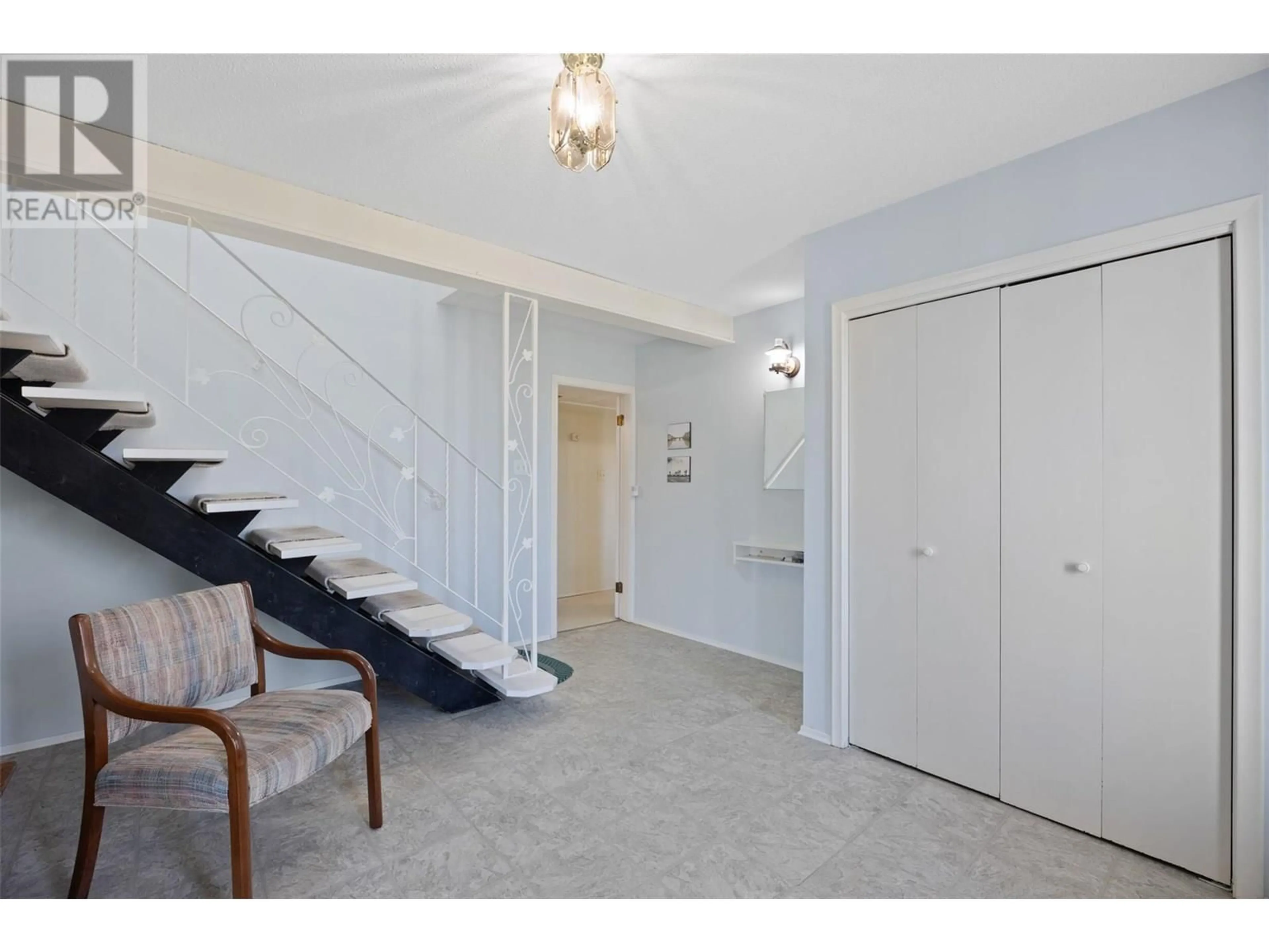 Indoor foyer for 421 MCGILL ROAD, Kamloops British Columbia V2C1M4