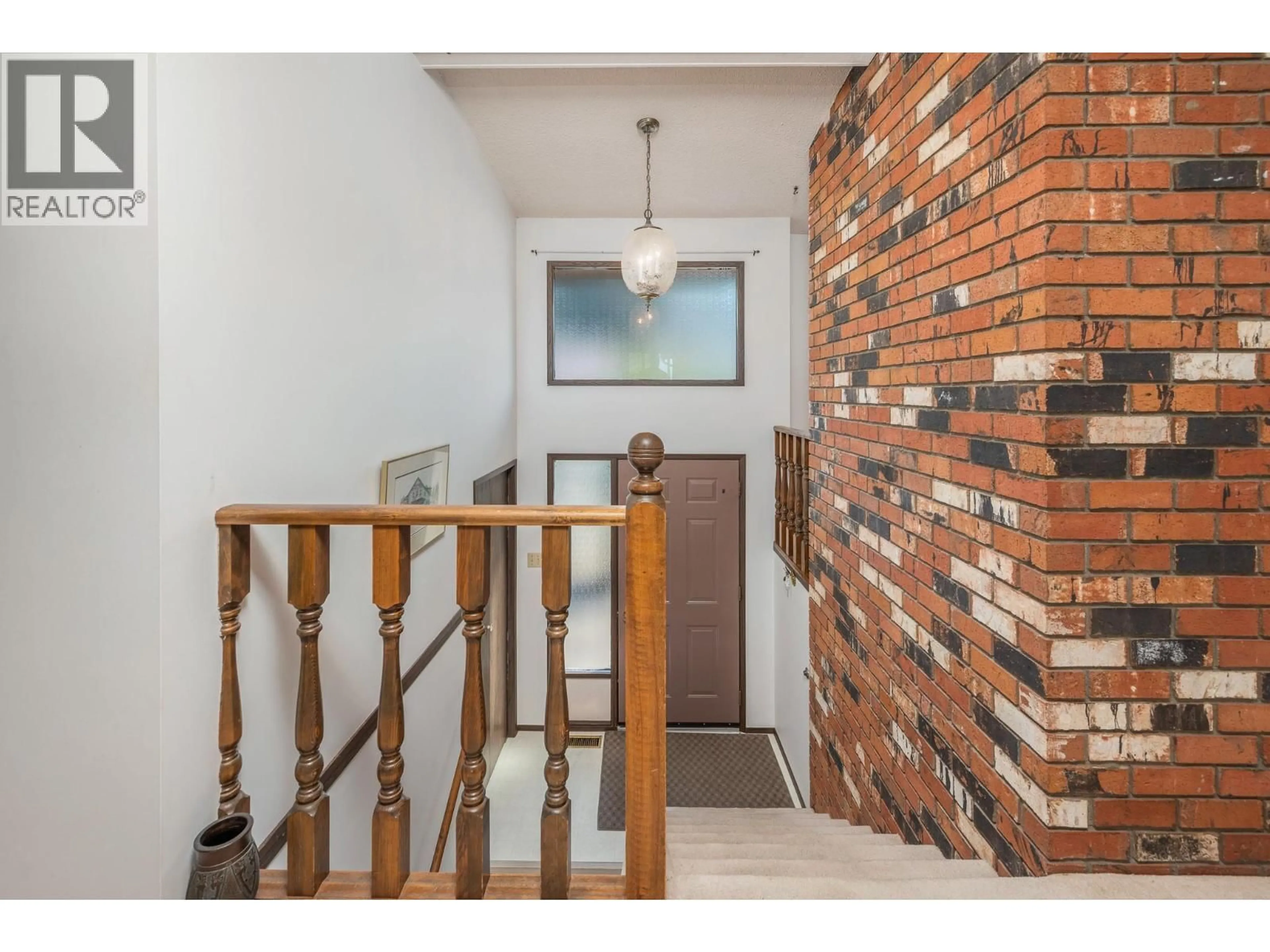 Indoor foyer for 547 ROBIN ROAD, Vernon British Columbia V1B3B2