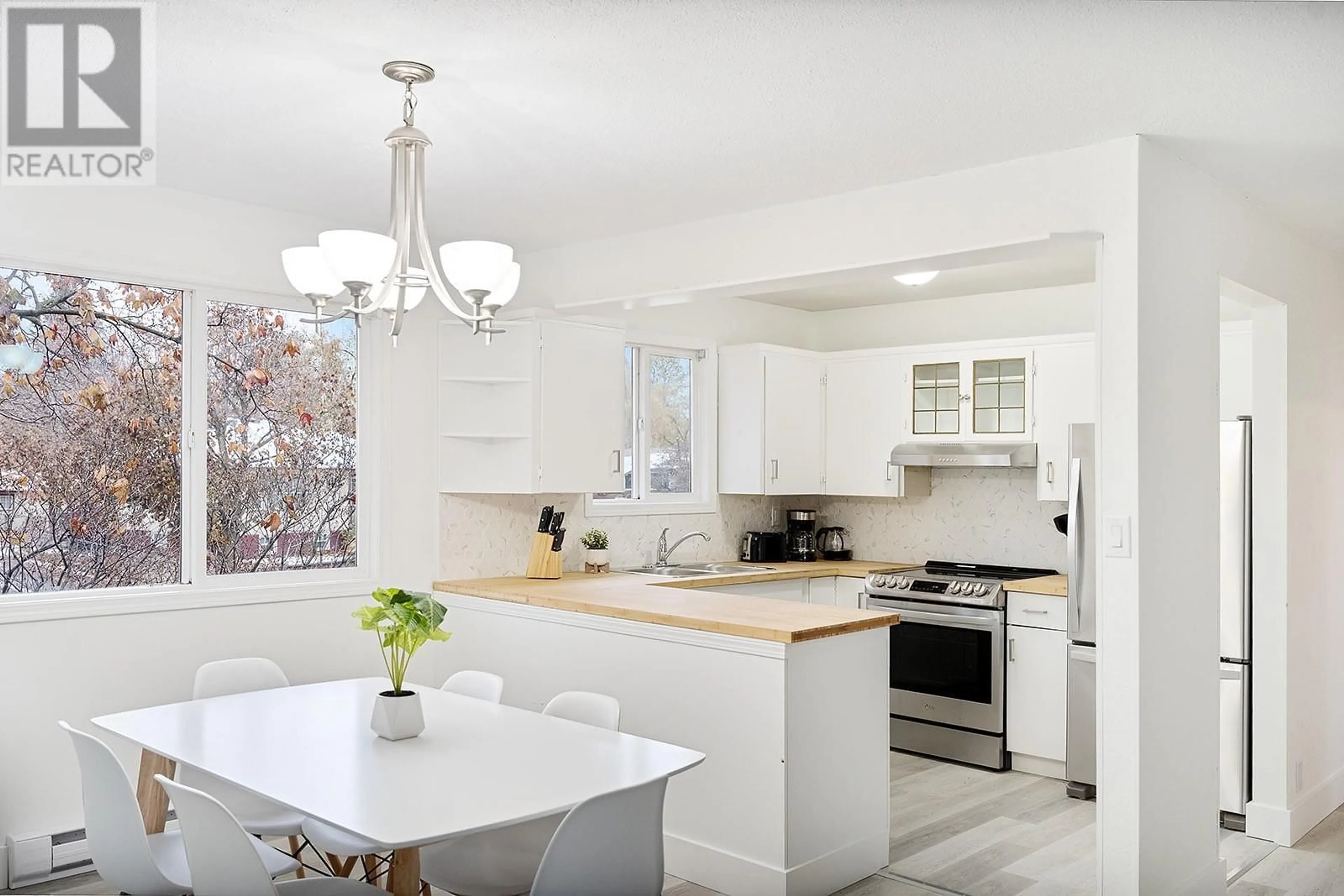 Open concept kitchen, ceramic/tile floor for 2009-2011 RICHTER STREET, Kelowna British Columbia V1Y2N4