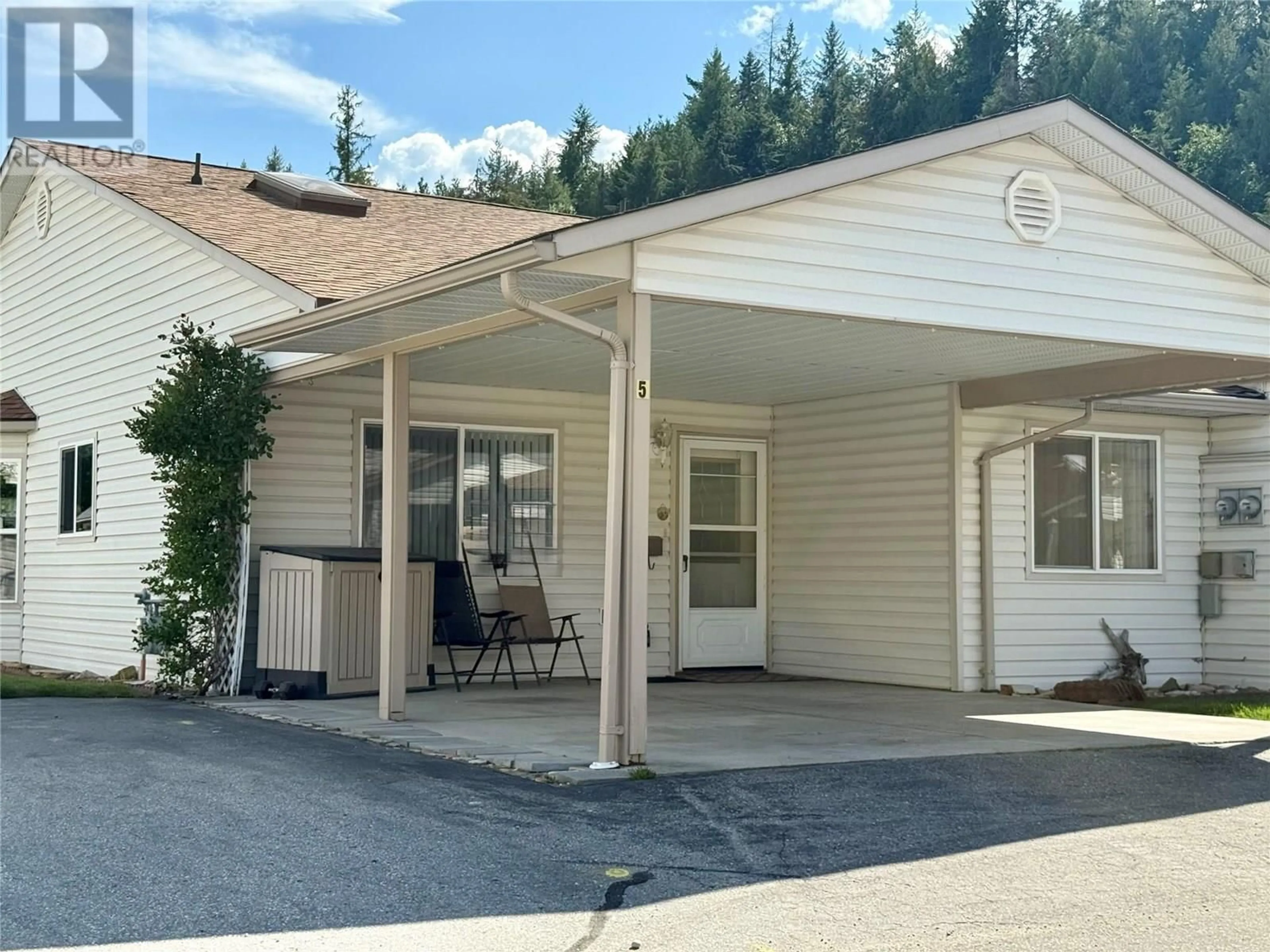 Home with vinyl exterior material, mountain view for 5 - 2210 COLUMBIA AVENUE, Castlegar British Columbia V1N2X1